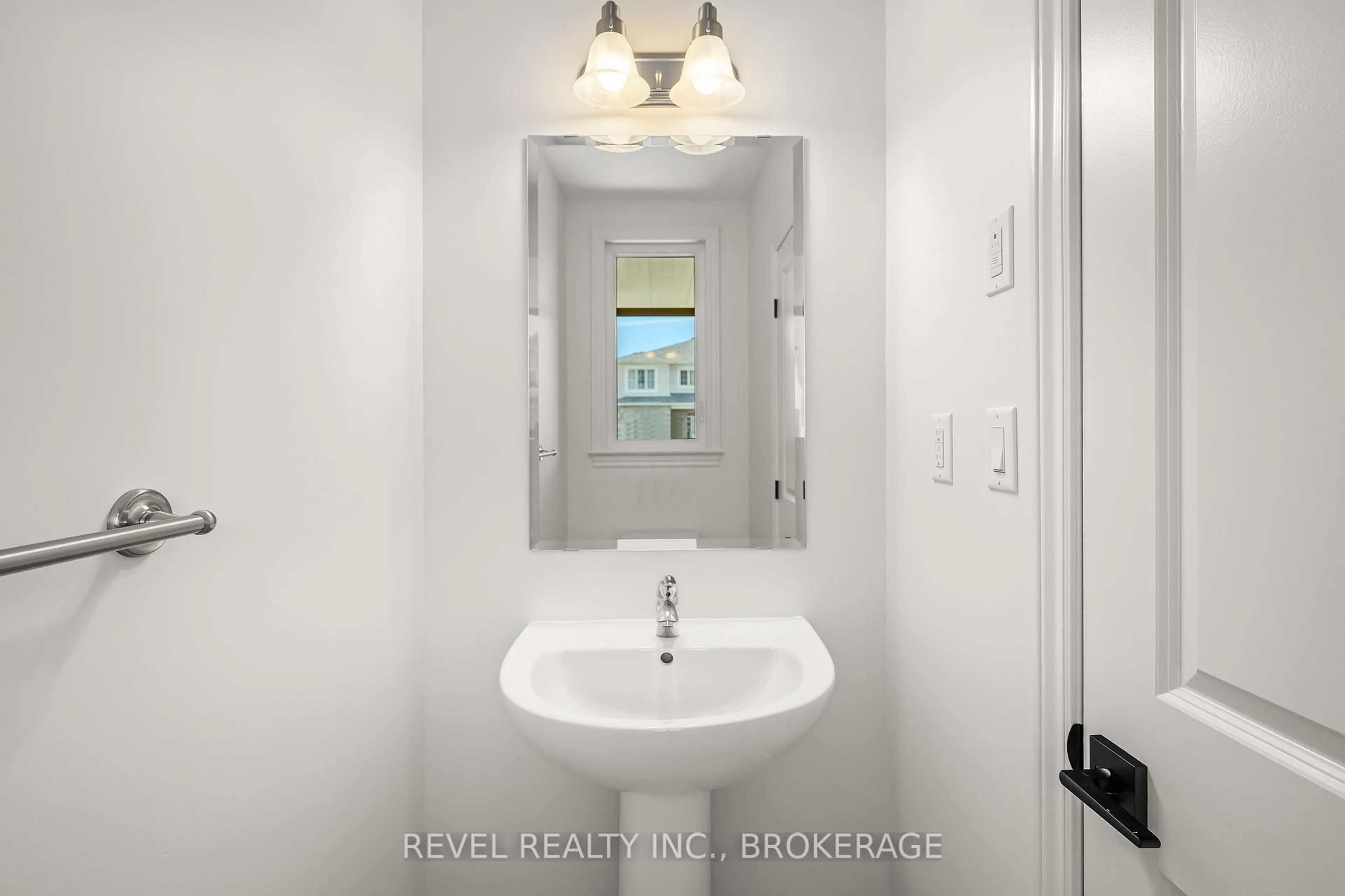 Standard bathroom, ceramic/tile floor for 1521 Scarlet St, Kingston Ontario K7K 0H7