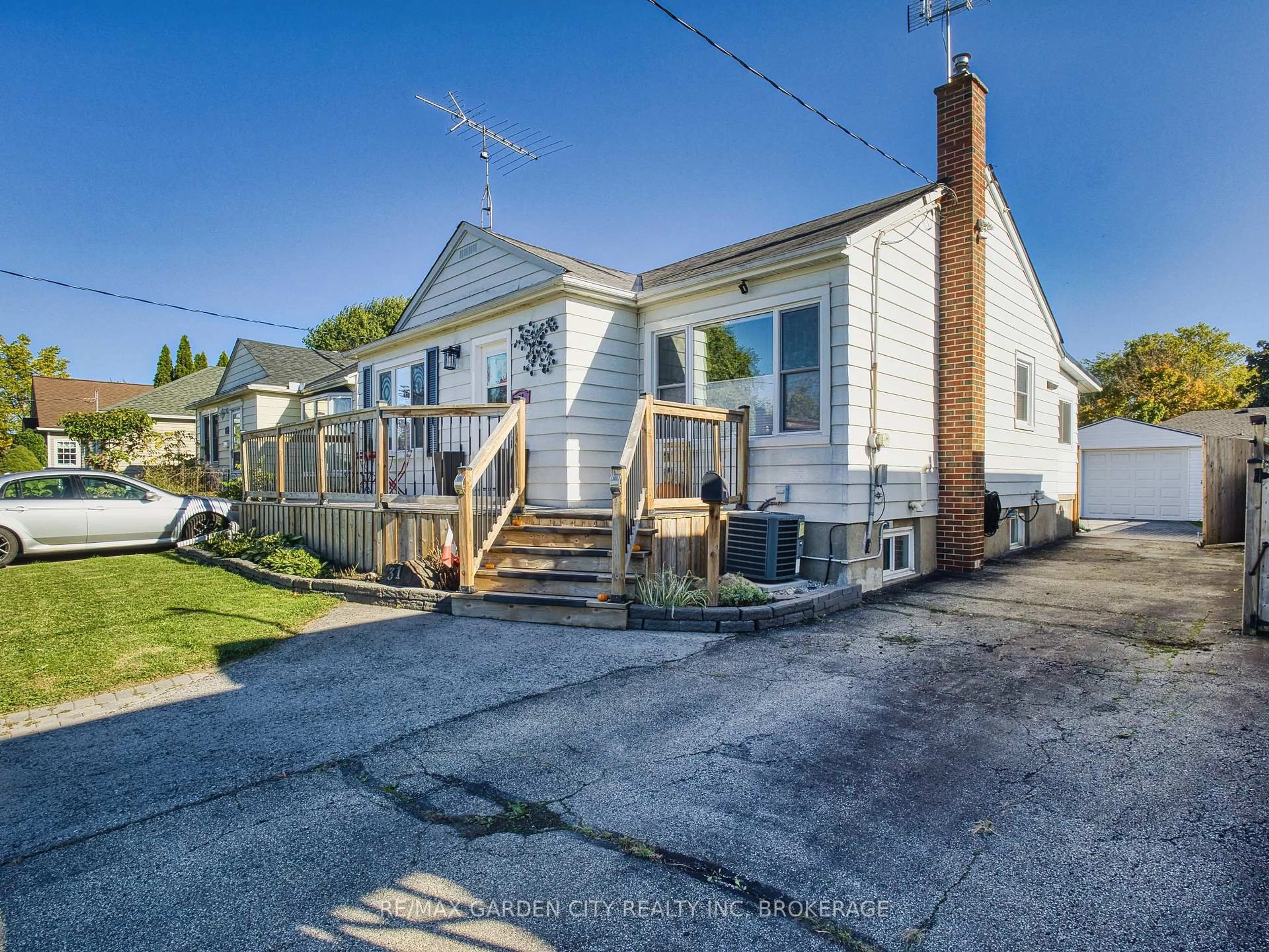 A pic from outside/outdoor area/front of a property/back of a property/a pic from drone, street for 31 Bridge St, St. Catharines Ontario L2S 2V7