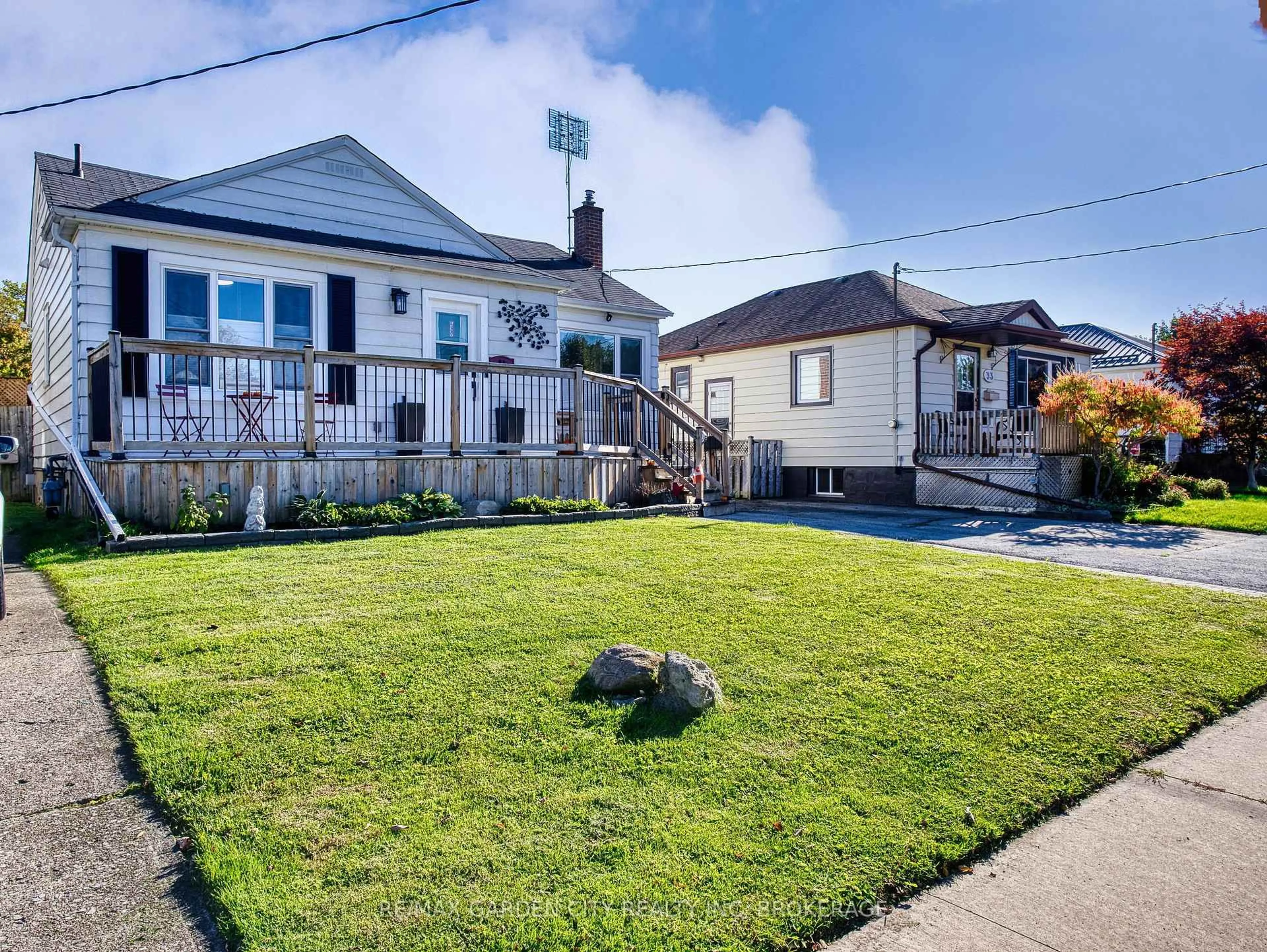 A pic from outside/outdoor area/front of a property/back of a property/a pic from drone, street for 31 Bridge St, St. Catharines Ontario L2S 2V7