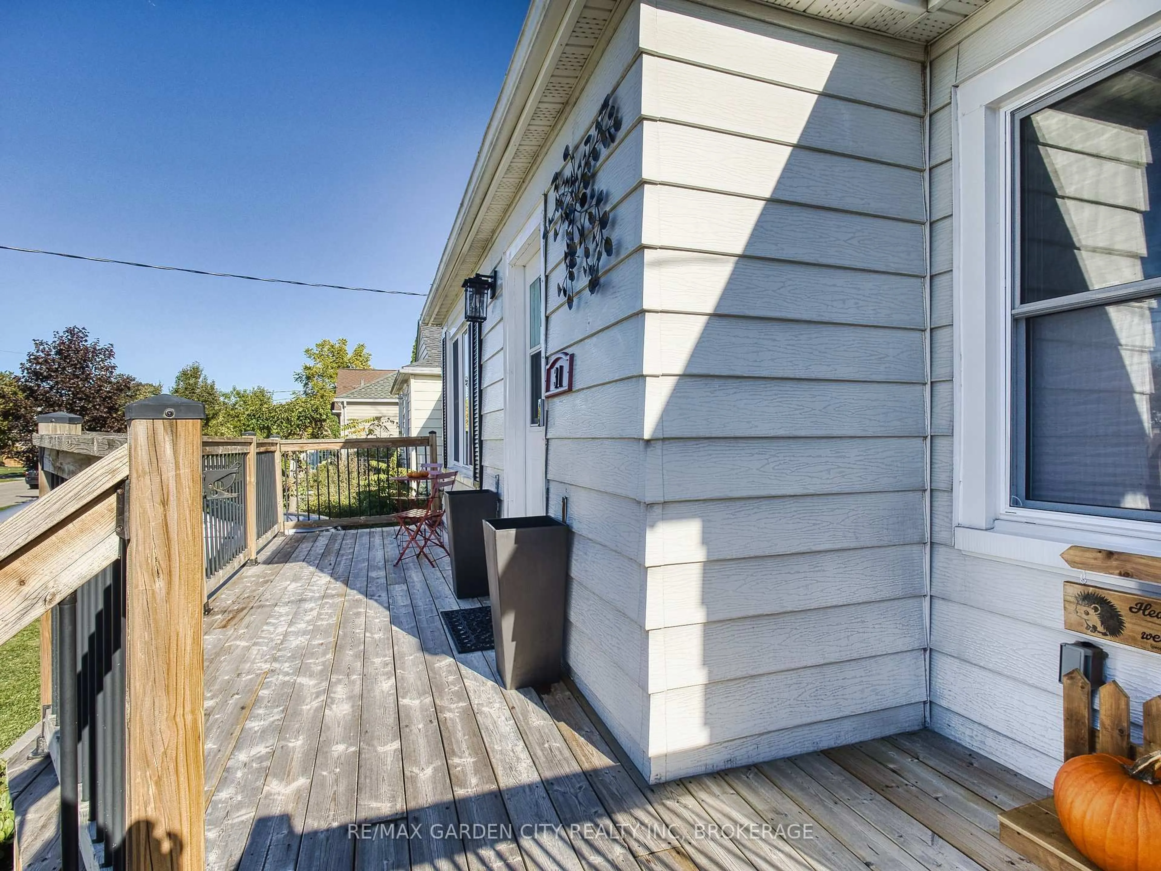 Home with vinyl exterior material, street for 31 Bridge St, St. Catharines Ontario L2S 2V7