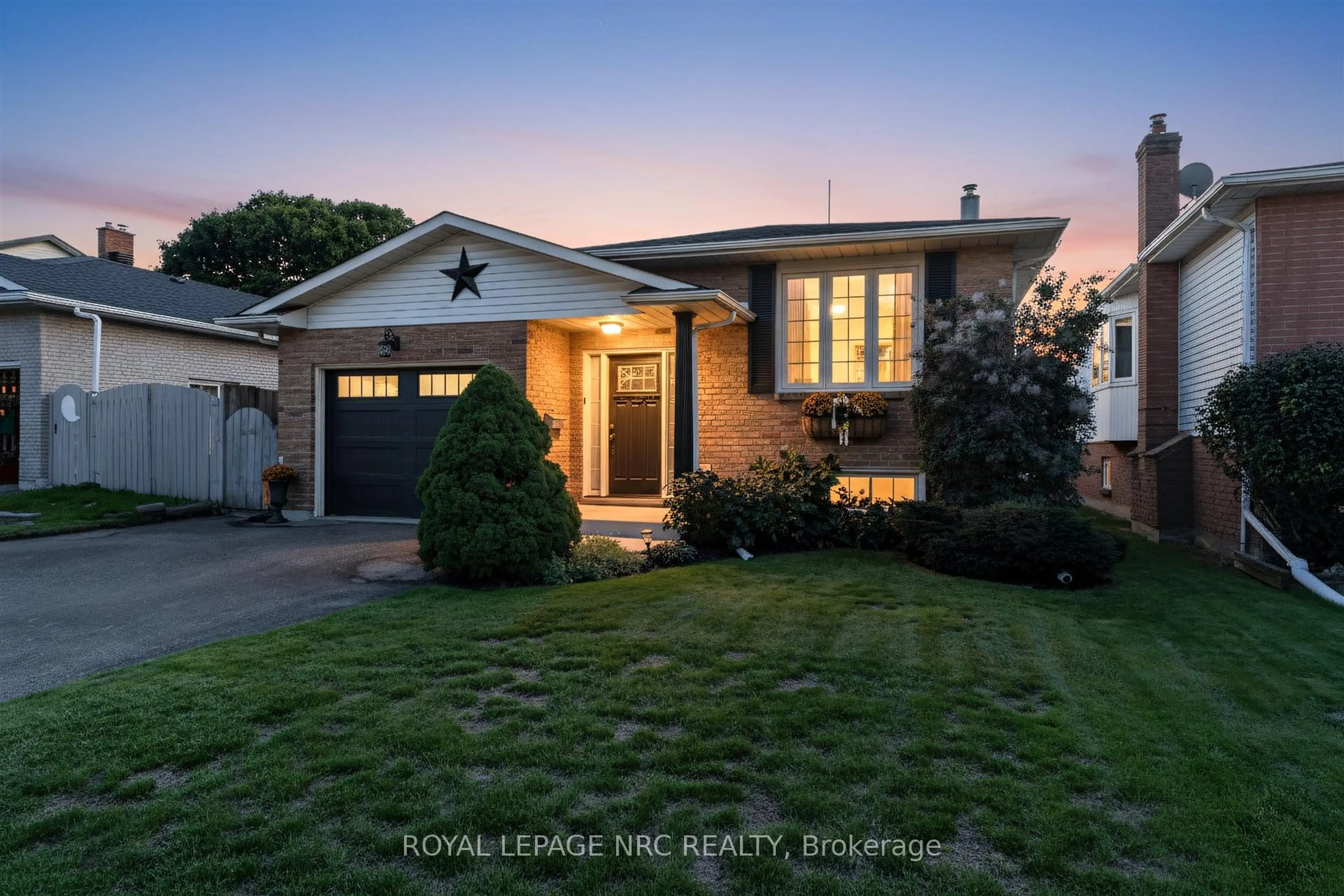 Home with vinyl exterior material, street for 7820 Oriole Dr, Niagara Falls Ontario L2H 2P6