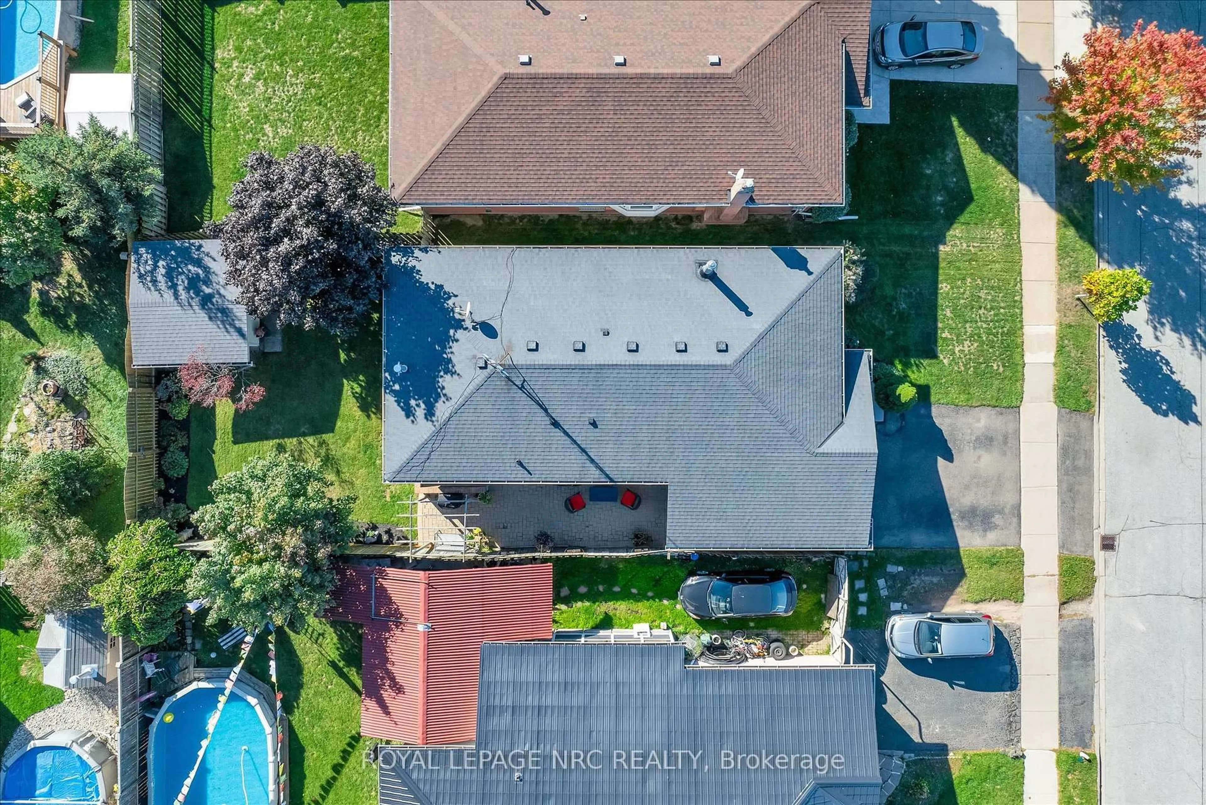 A pic from outside/outdoor area/front of a property/back of a property/a pic from drone, street for 7820 Oriole Dr, Niagara Falls Ontario L2H 2P6