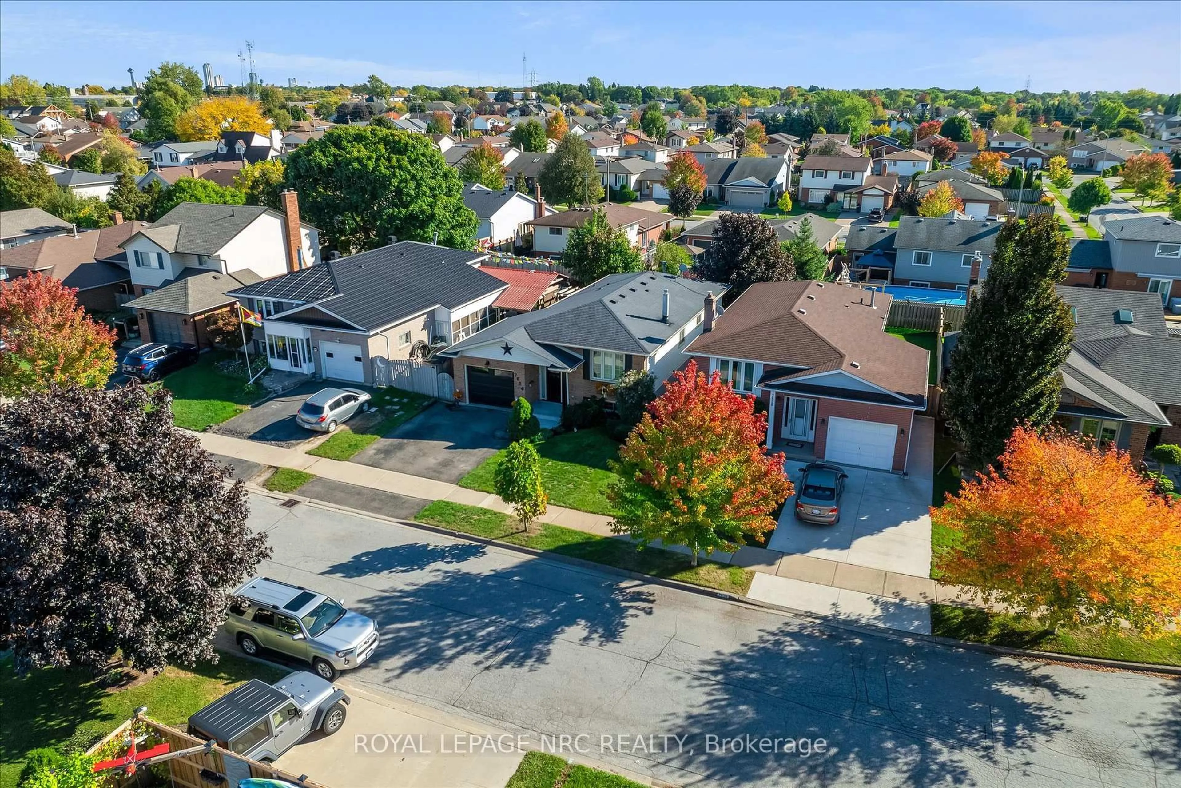A pic from outside/outdoor area/front of a property/back of a property/a pic from drone, street for 7820 Oriole Dr, Niagara Falls Ontario L2H 2P6