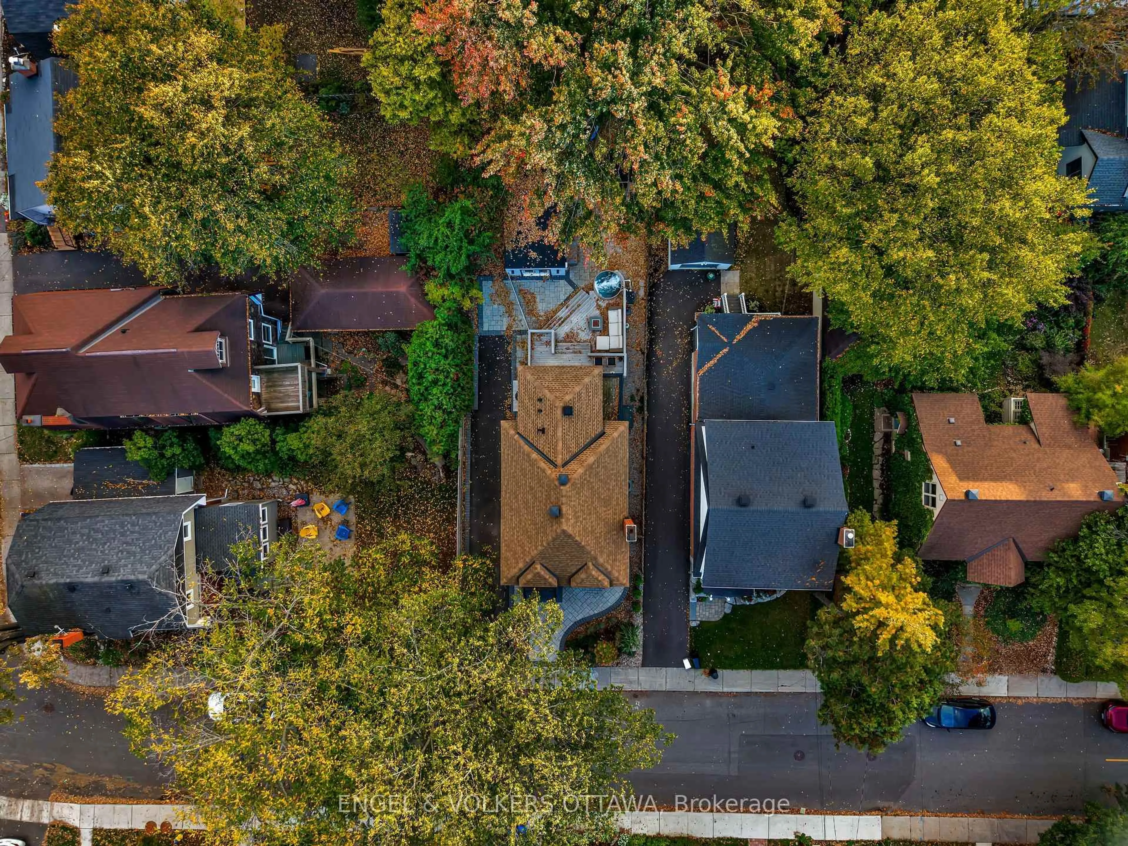 A pic from outside/outdoor area/front of a property/back of a property/a pic from drone, street for 22 Harvard Ave, Ottawa Ontario K1S 4Z3