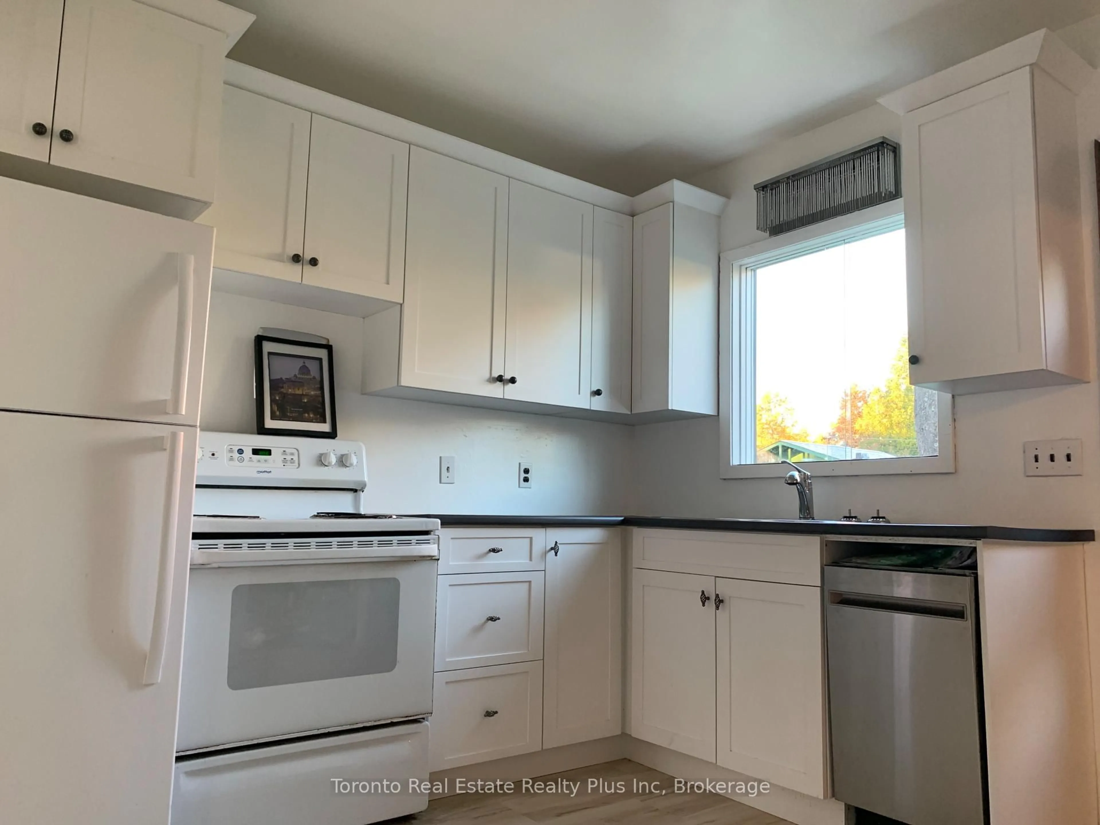Standard kitchen, unknown for 9 Gravelle St, Sault Ste Marie Ontario P6A 4Z7