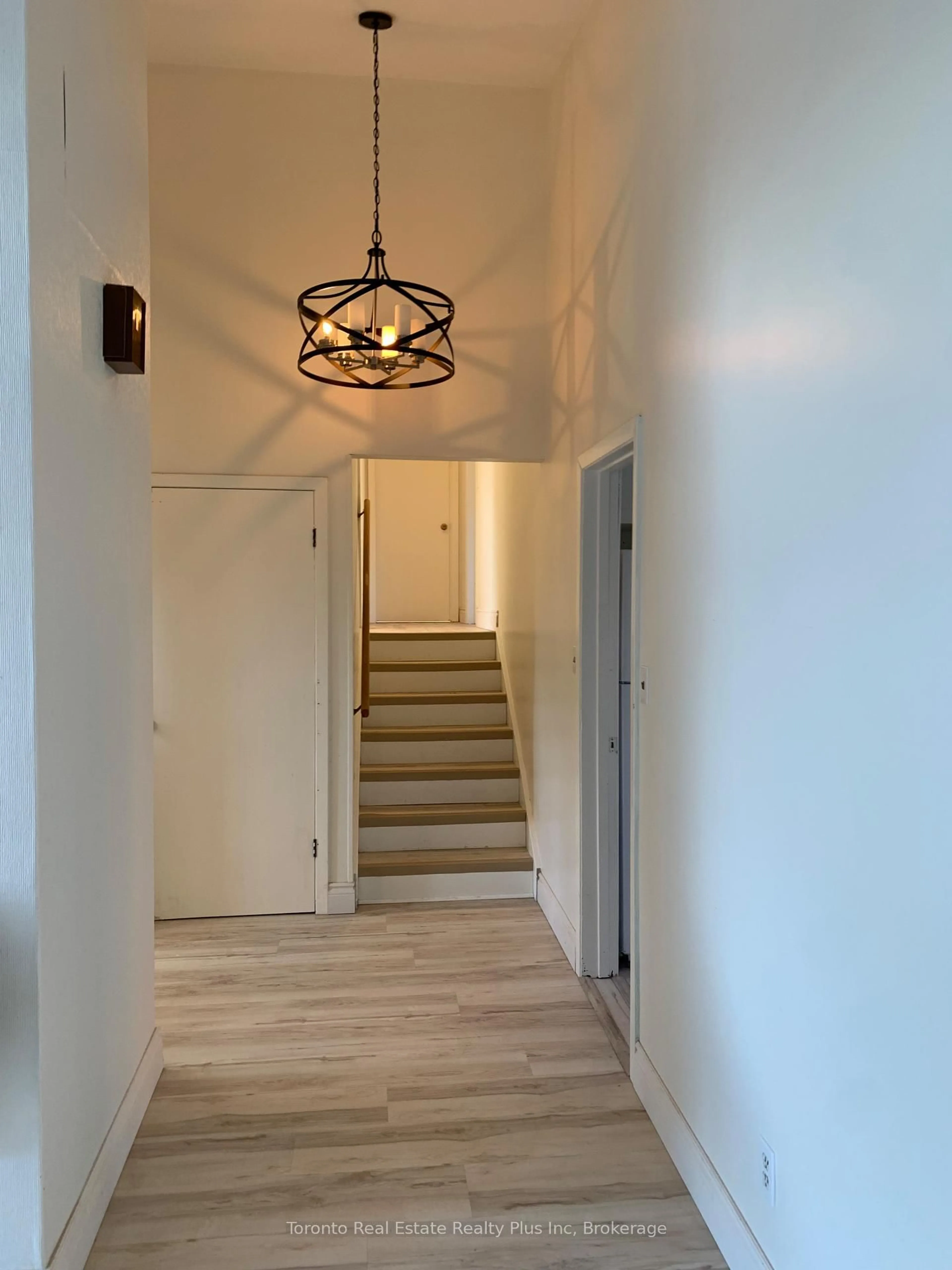 Indoor foyer for 9 Gravelle St, Sault Ste Marie Ontario P6A 4Z7