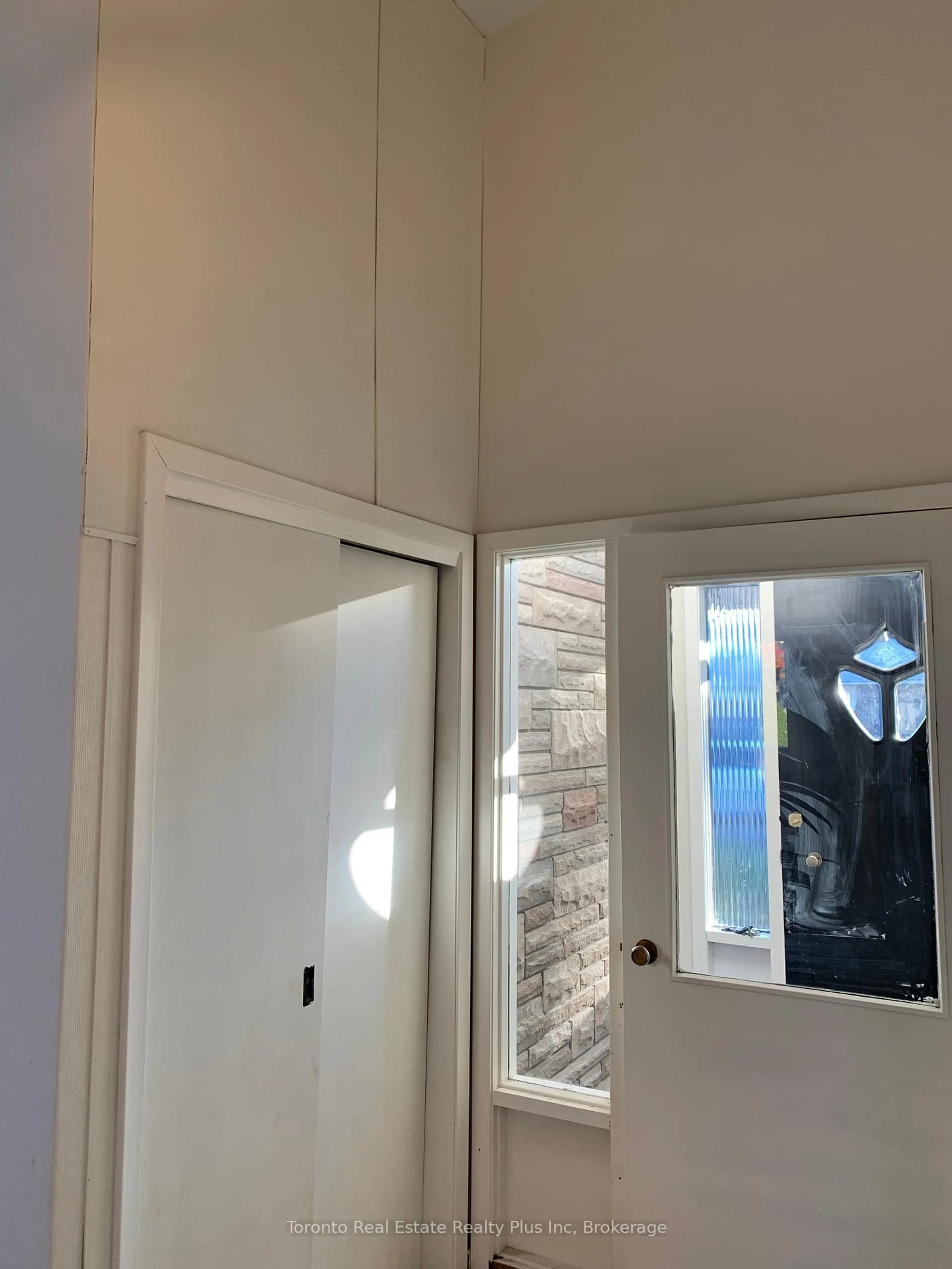 Indoor entryway for 9 Gravelle St, Sault Ste Marie Ontario P6A 4Z7