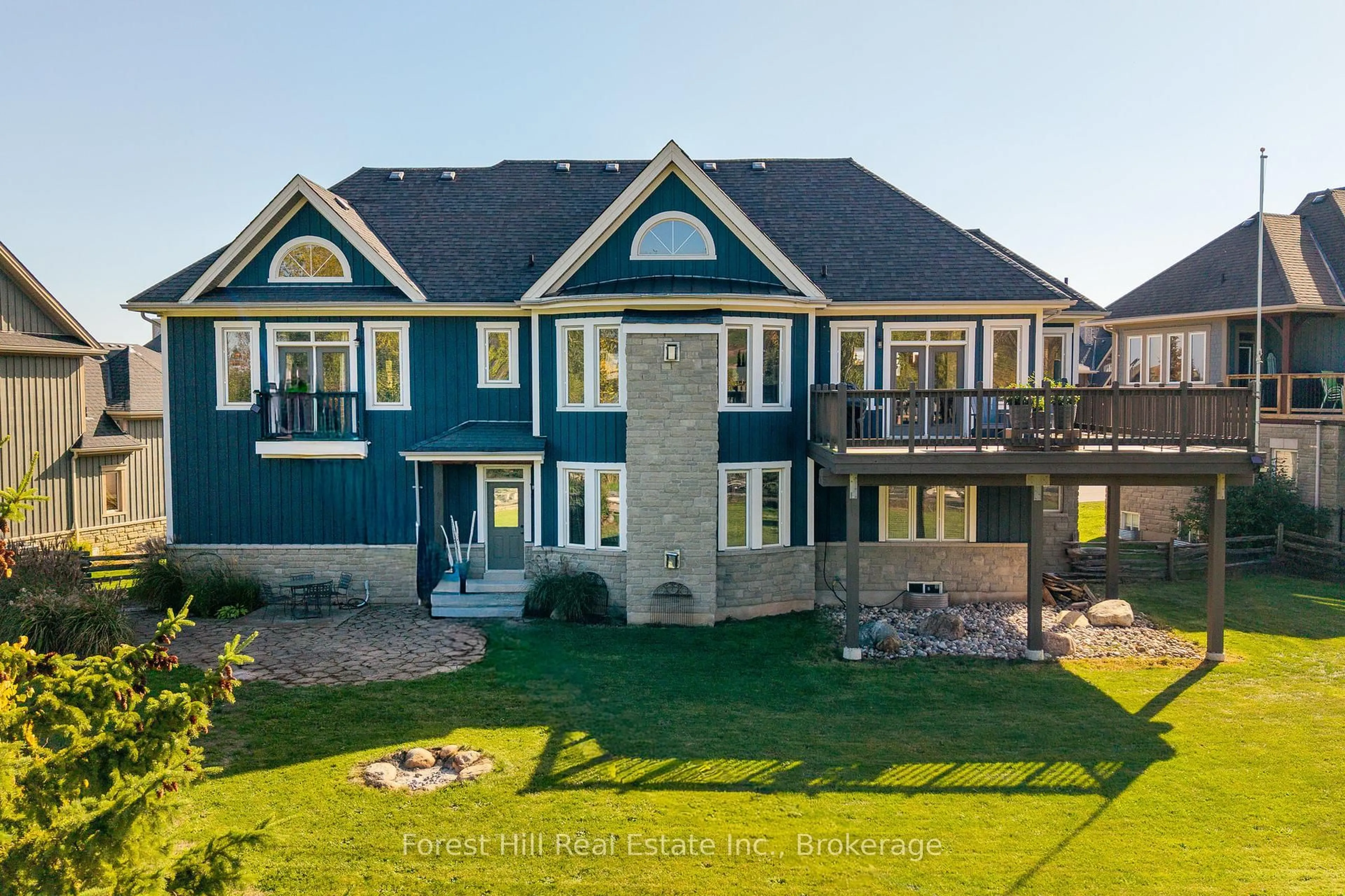 A pic from outside/outdoor area/front of a property/back of a property/a pic from drone, unknown for 173 National Dr, Blue Mountains Ontario L9Y 0B5