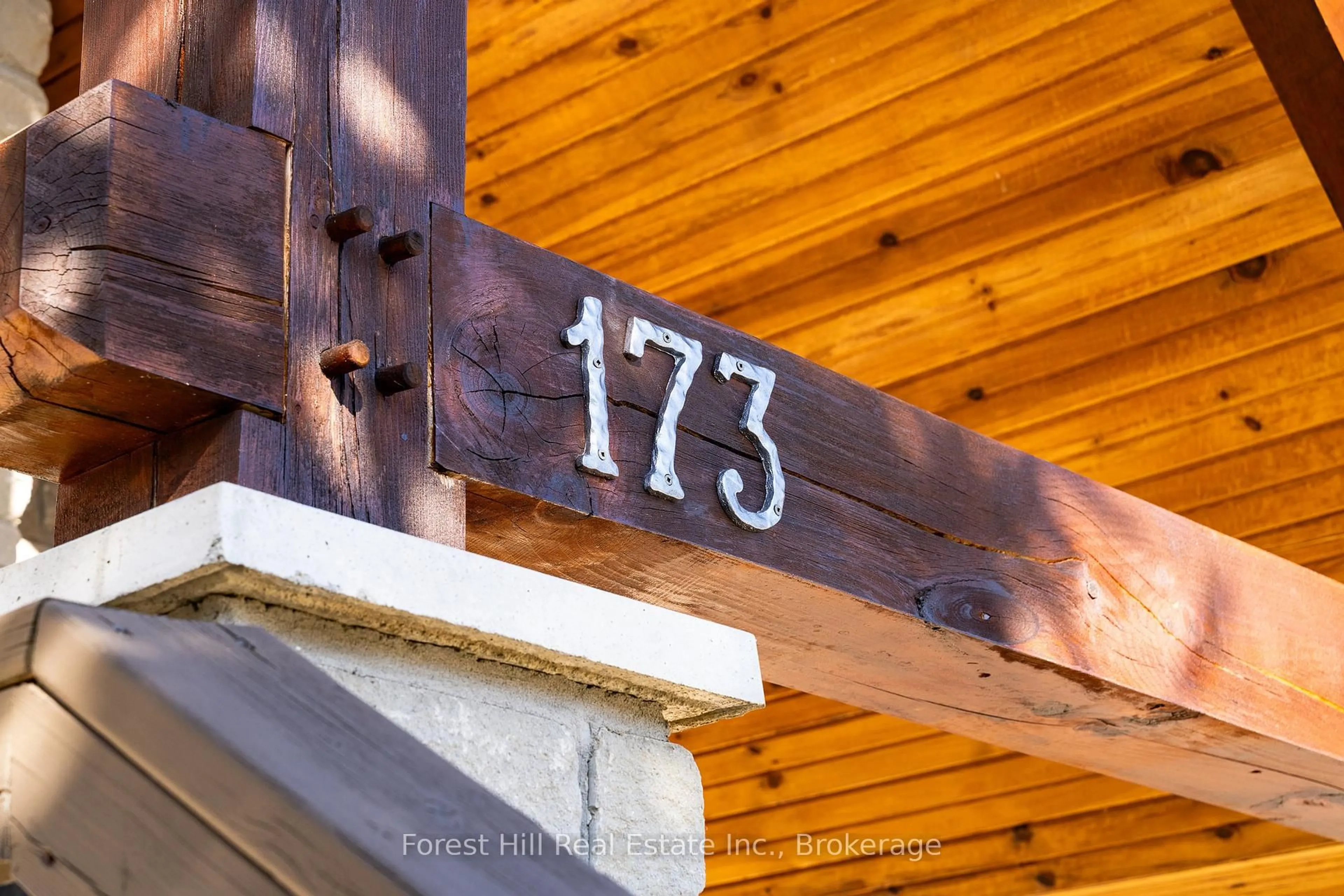 Indoor entryway for 173 National Dr, Blue Mountains Ontario L9Y 0B5