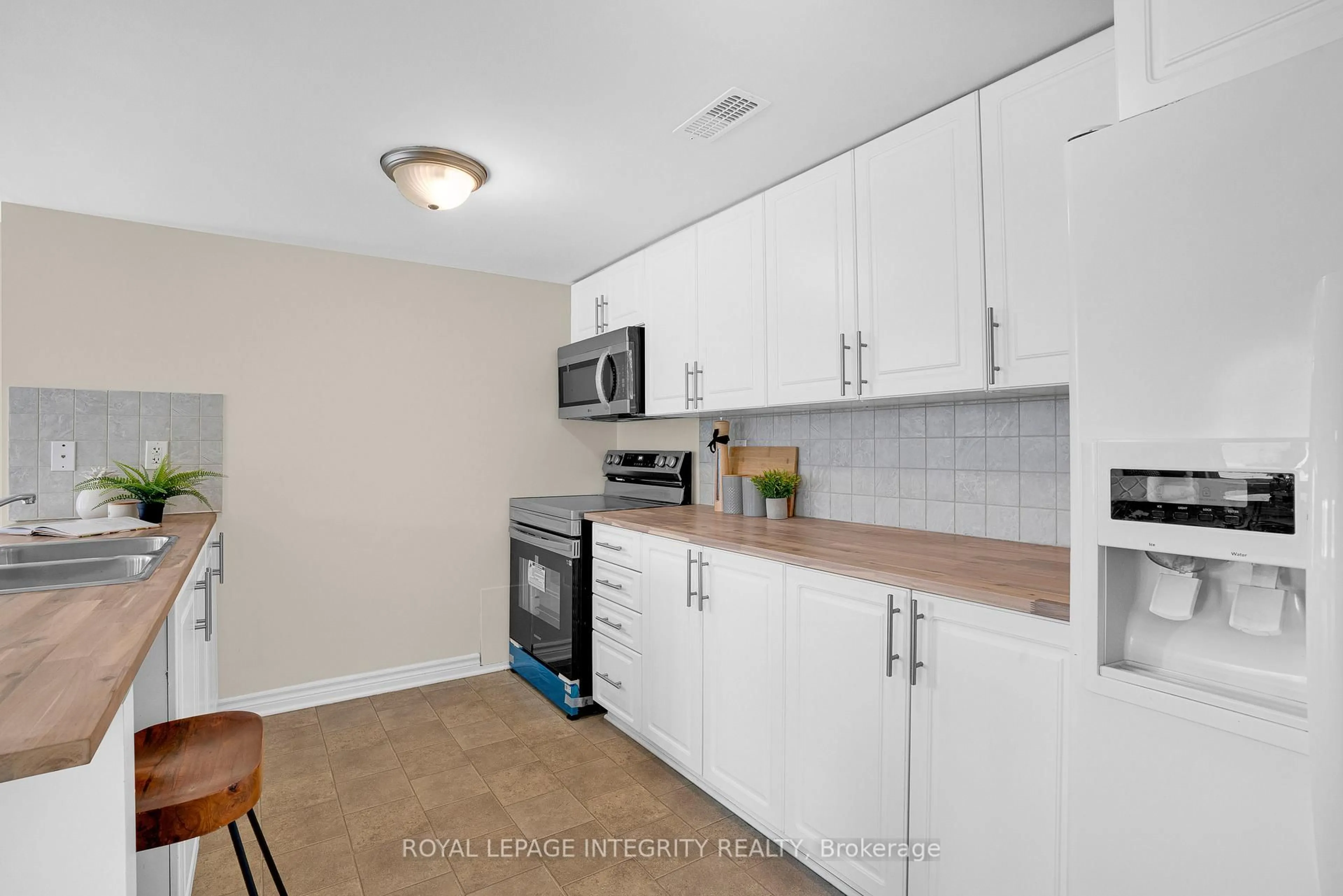 Standard kitchen, unknown for 780 Chapman Mills Dr #D, Ottawa Ontario K2J 0V4