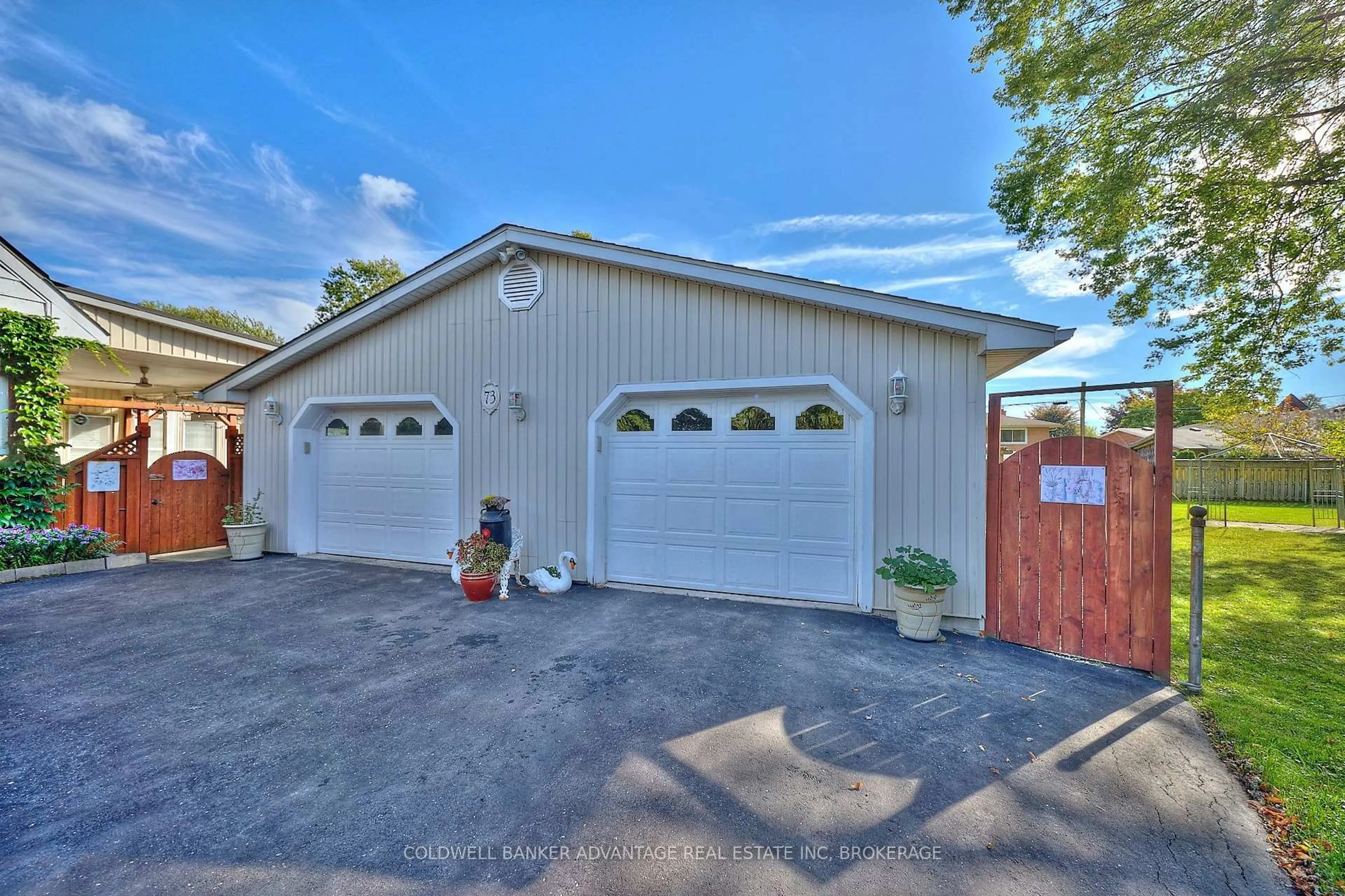 Indoor garage for 73 lindel Cres, Welland Ontario L3C 3S2