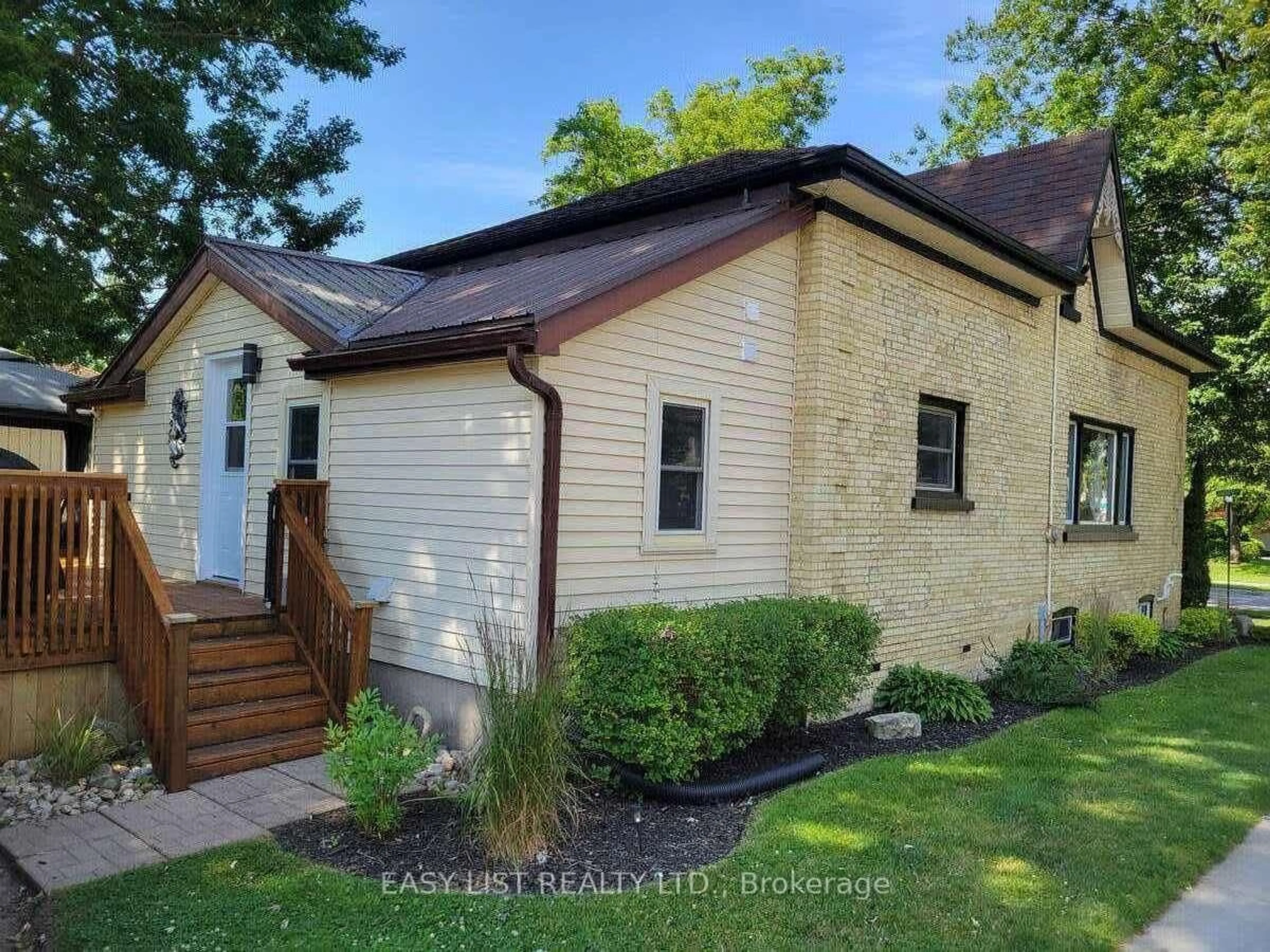 Home with brick exterior material, building for 212 Andrew St, South Huron Ontario N0M 1S1
