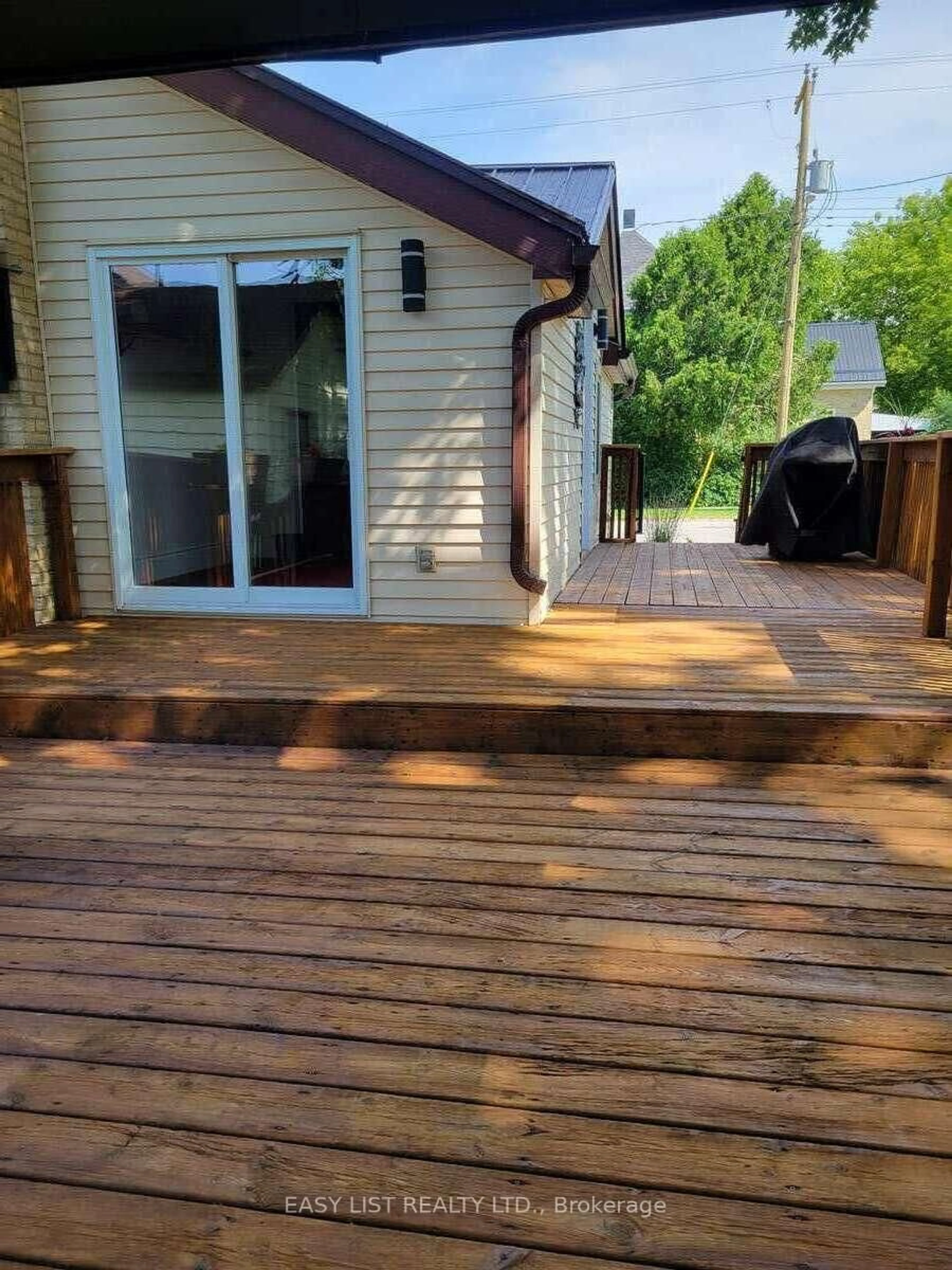 Patio, street for 212 Andrew St, South Huron Ontario N0M 1S1
