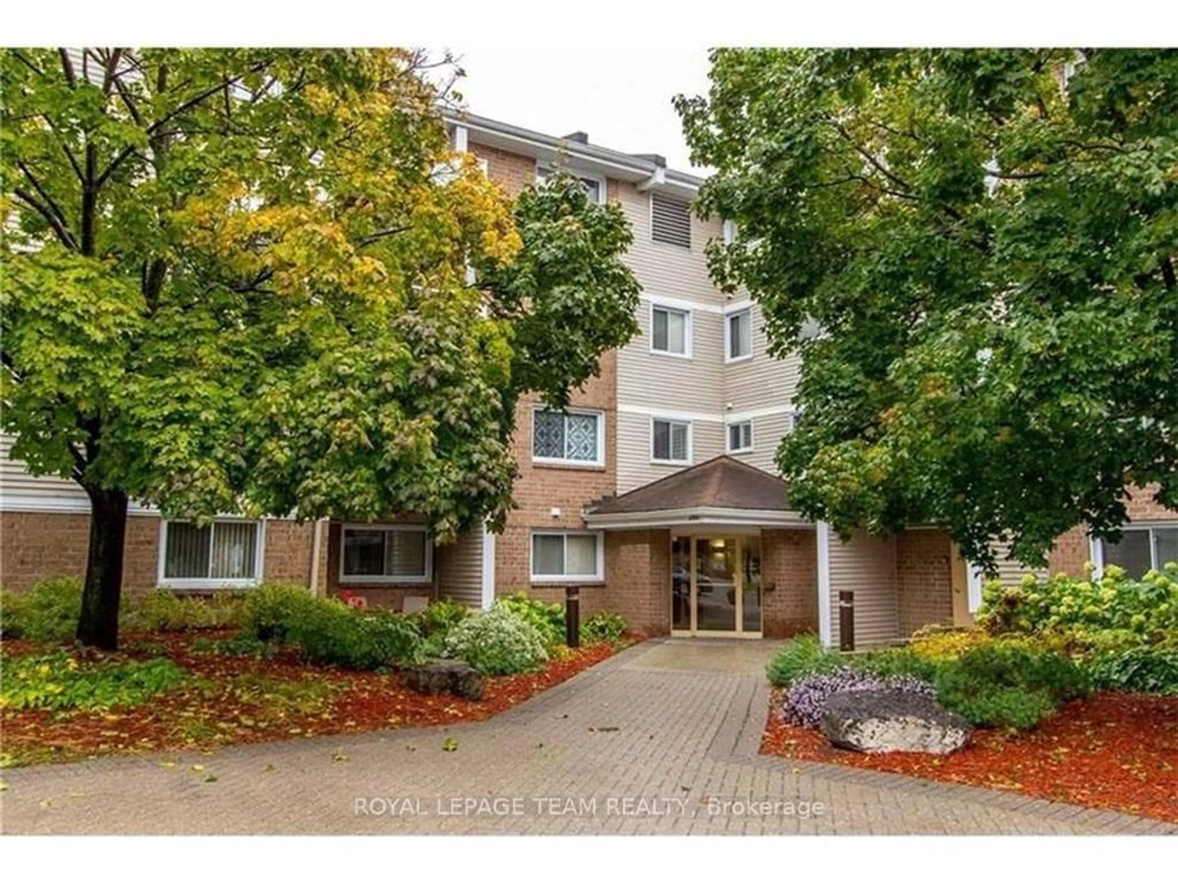 Indoor foyer for 260 Brittany Dr #118, Ottawa Ontario K1K 4M2