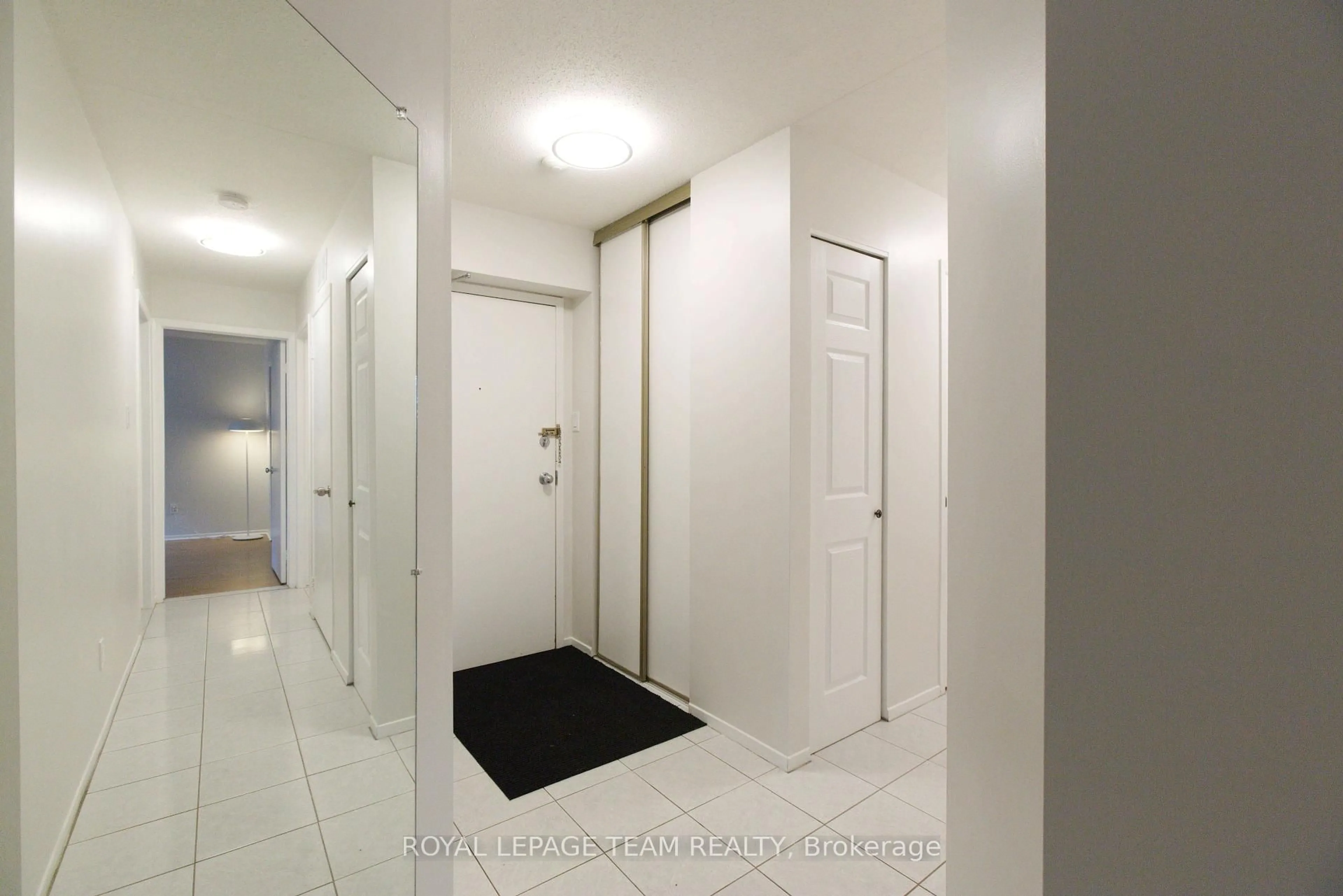 Indoor foyer for 260 Brittany Dr #118, Ottawa Ontario K1K 4M2