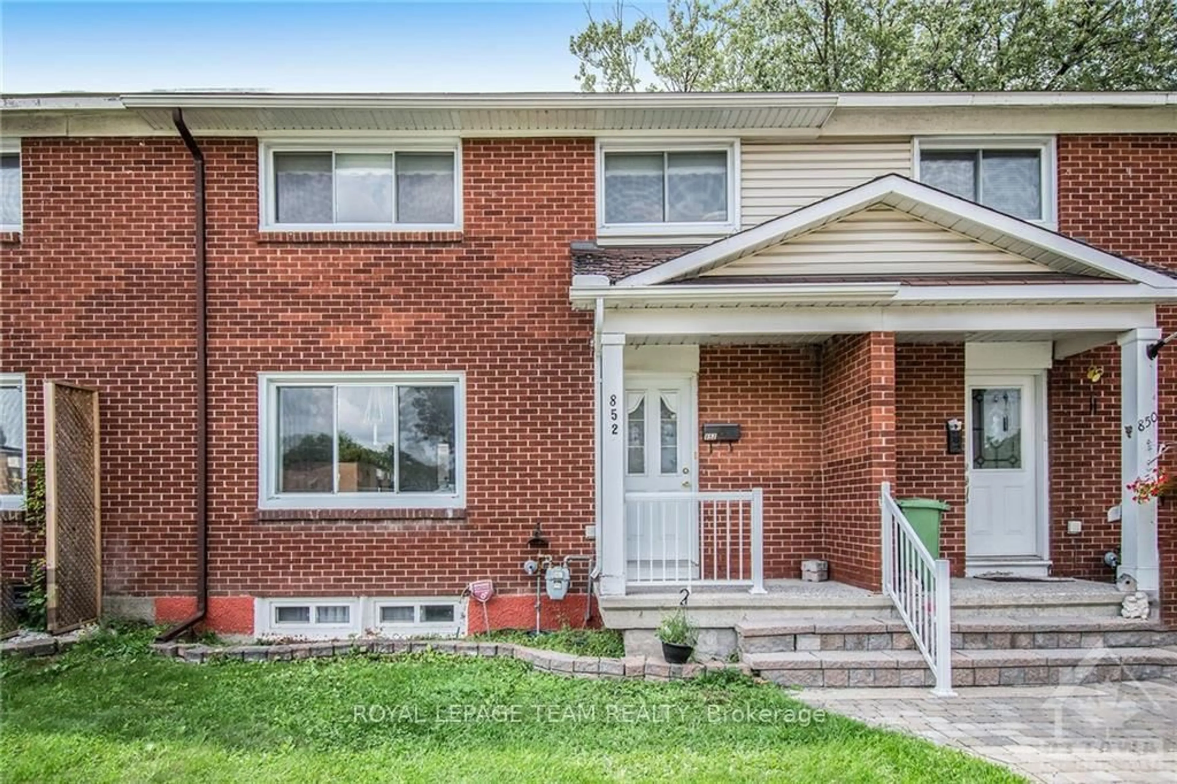 Home with brick exterior material, street for 852 Cummings Ave, Ottawa Ontario K1K 2L4