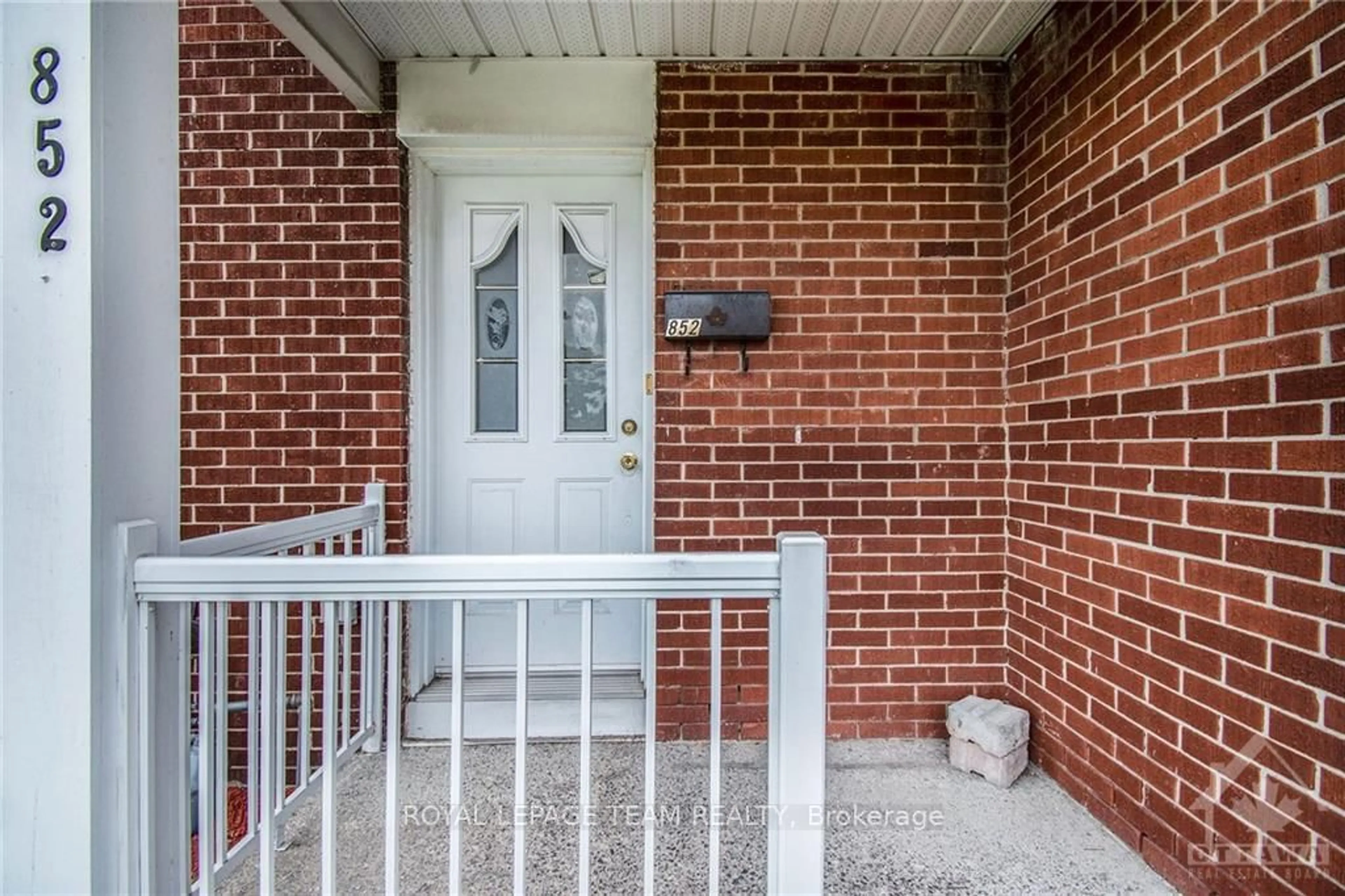 Indoor entryway for 852 Cummings Ave, Ottawa Ontario K1K 2L4