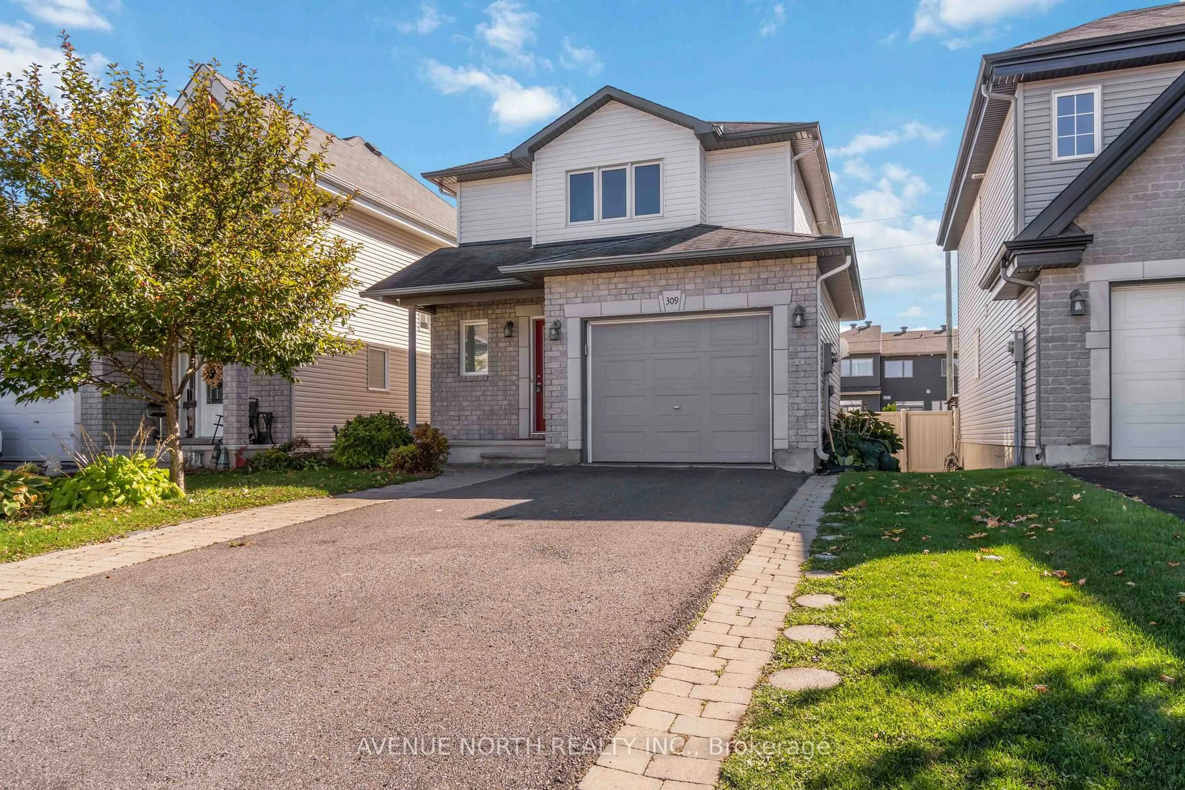 A pic from outside/outdoor area/front of a property/back of a property/a pic from drone, street for 309 Mercury St, Clarence-Rockland Ontario K4K 0G6