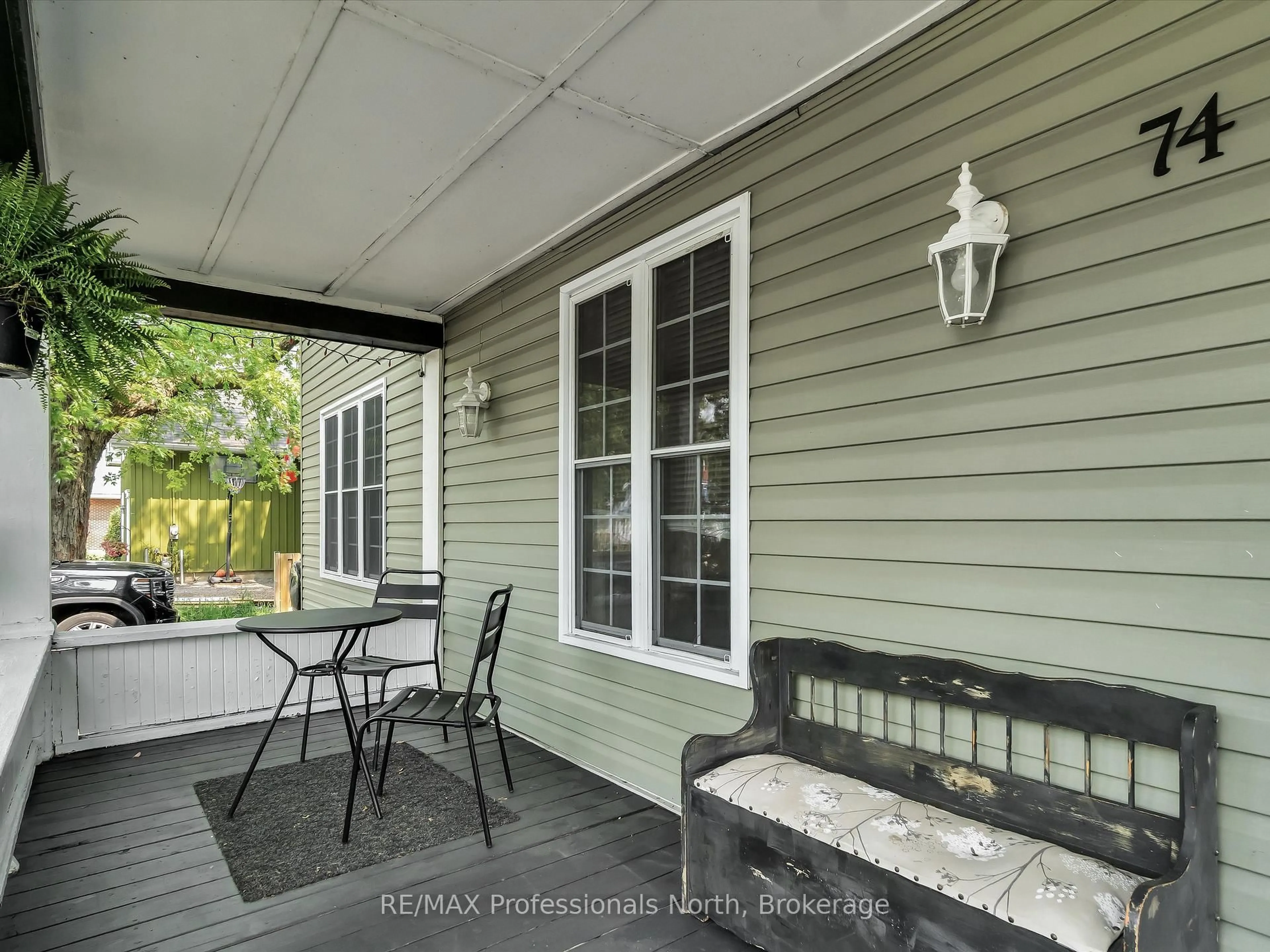 Patio, street for 74 Taylor Rd, Bracebridge Ontario P1L 1J2
