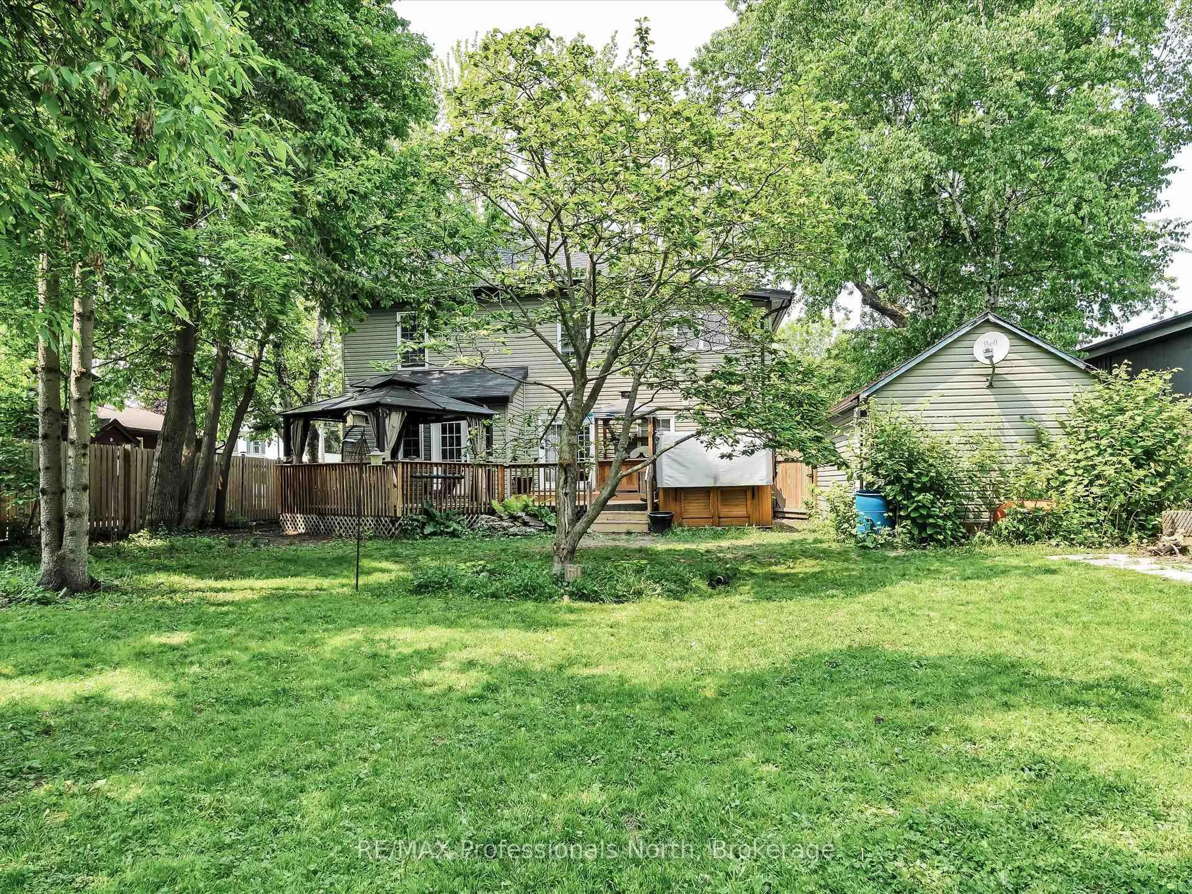 A pic from outside/outdoor area/front of a property/back of a property/a pic from drone, unknown for 74 Taylor Rd, Bracebridge Ontario P1L 1J2