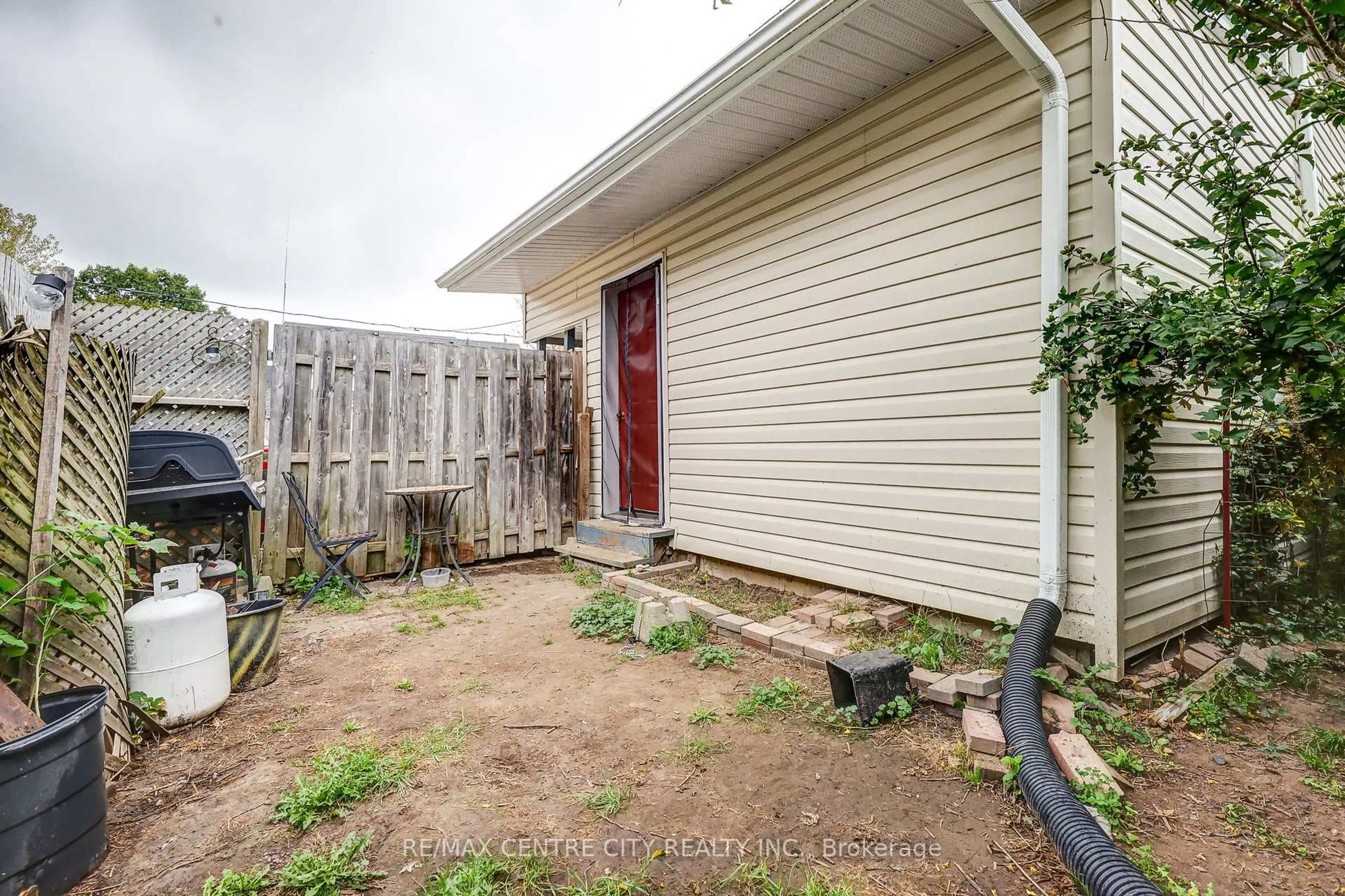 Unknown for 270 Ross St, St. Thomas Ontario N5R 3Y9
