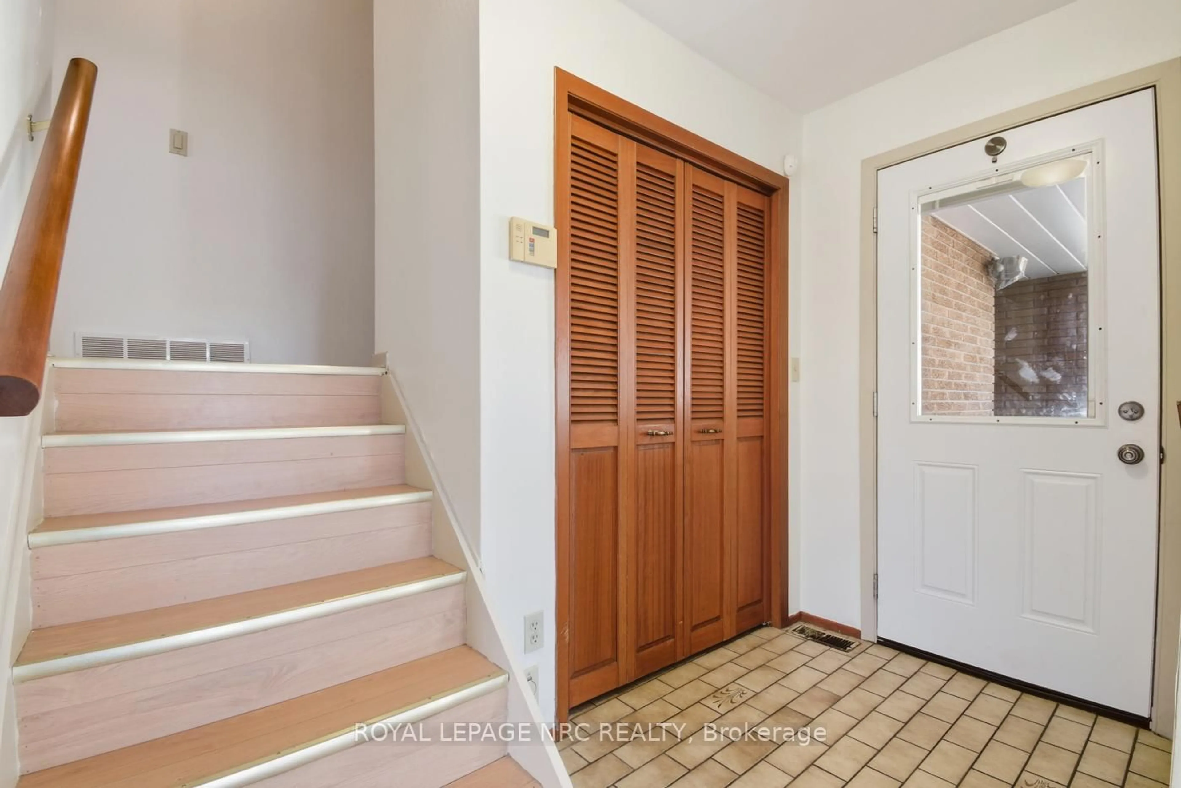 Indoor entryway for 69 Elmvale Cres, Port Colborne Ontario L3K 5X1