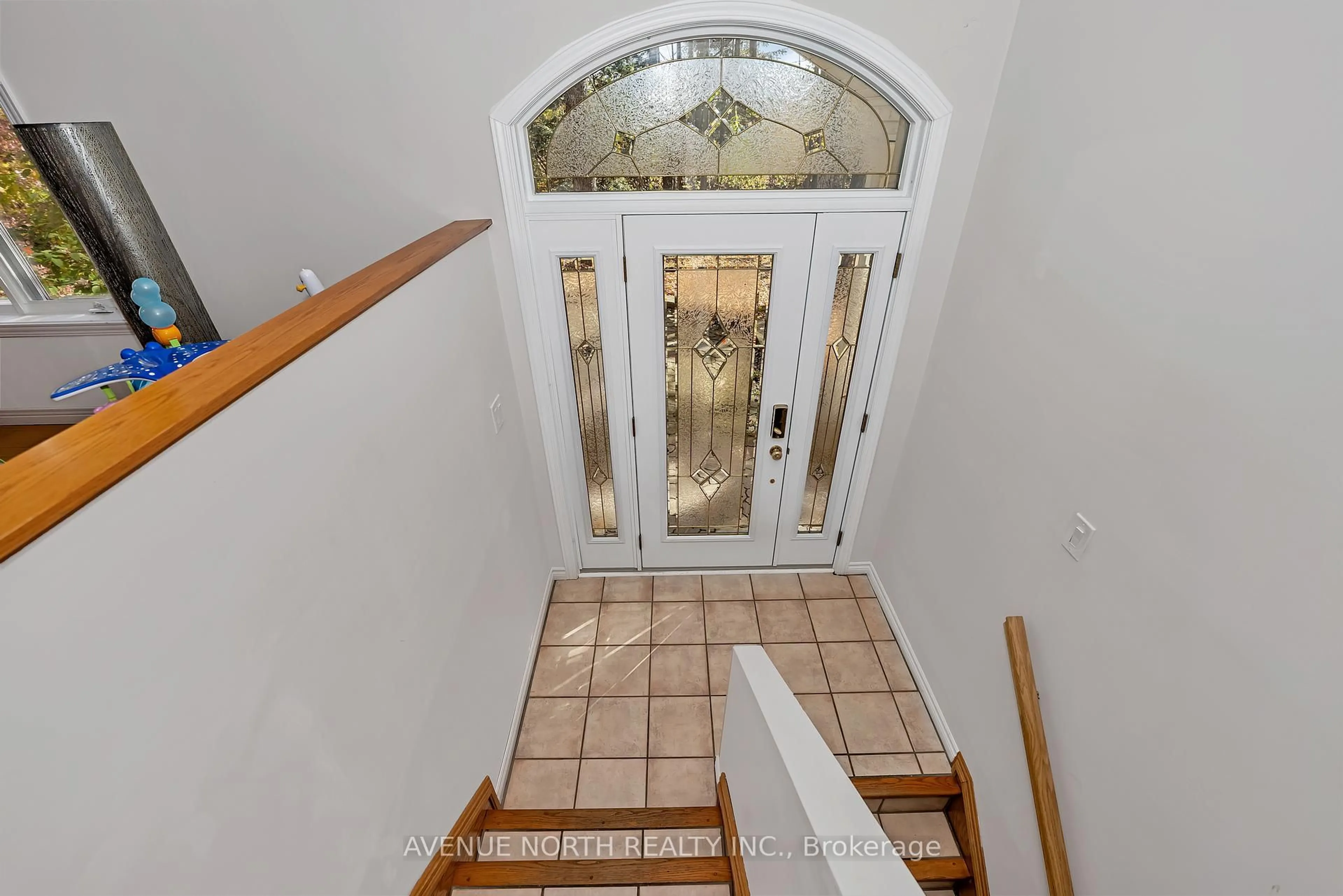 Indoor foyer for 1631 County Rd 2 Rd, Alfred and Plantagenet Ontario K0B 1C0
