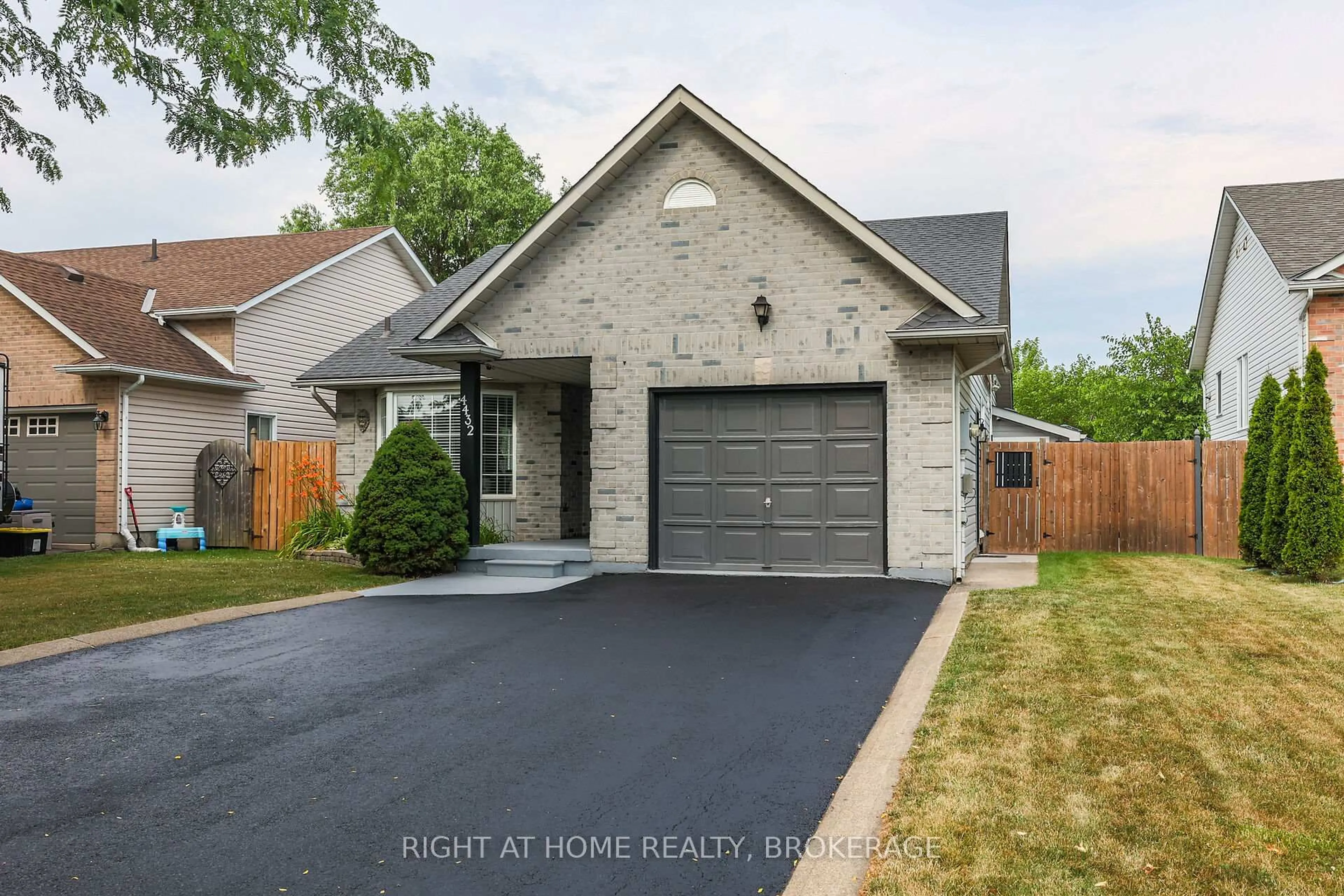 Home with brick exterior material, street for 4432 Dennis Ave, Lincoln Ontario L0R 1B5