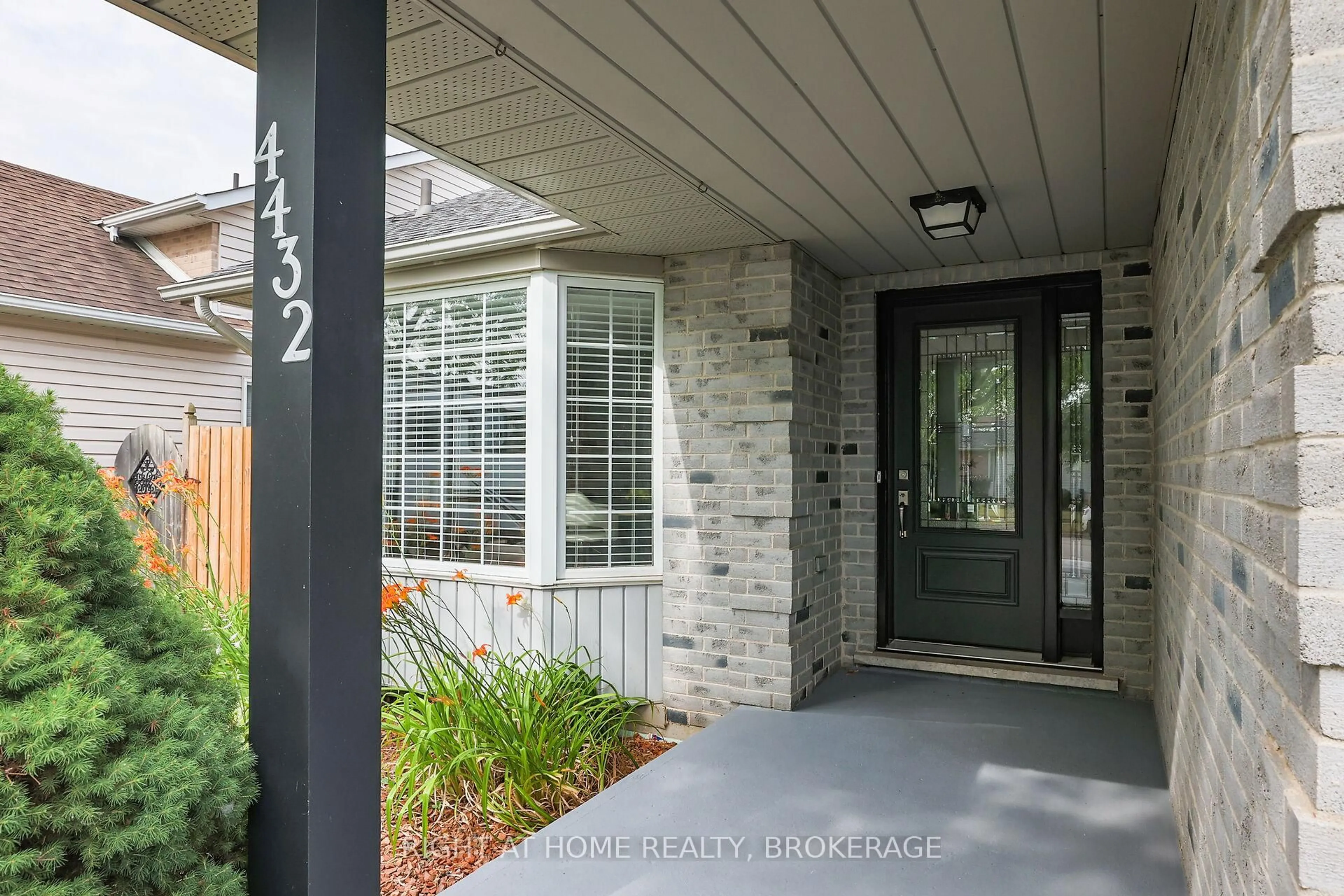 Indoor entryway for 4432 Dennis Ave, Lincoln Ontario L0R 1B5