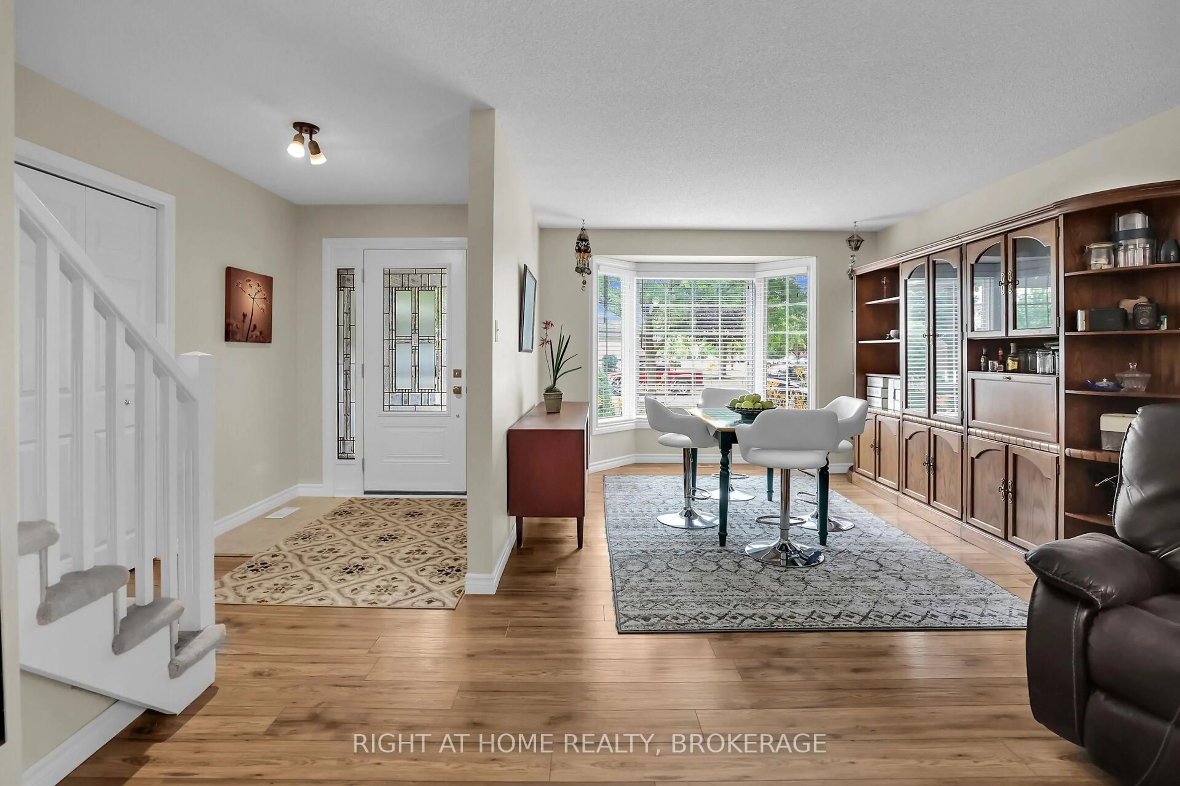 Indoor entryway for 4432 Dennis Ave, Lincoln Ontario L0R 1B5