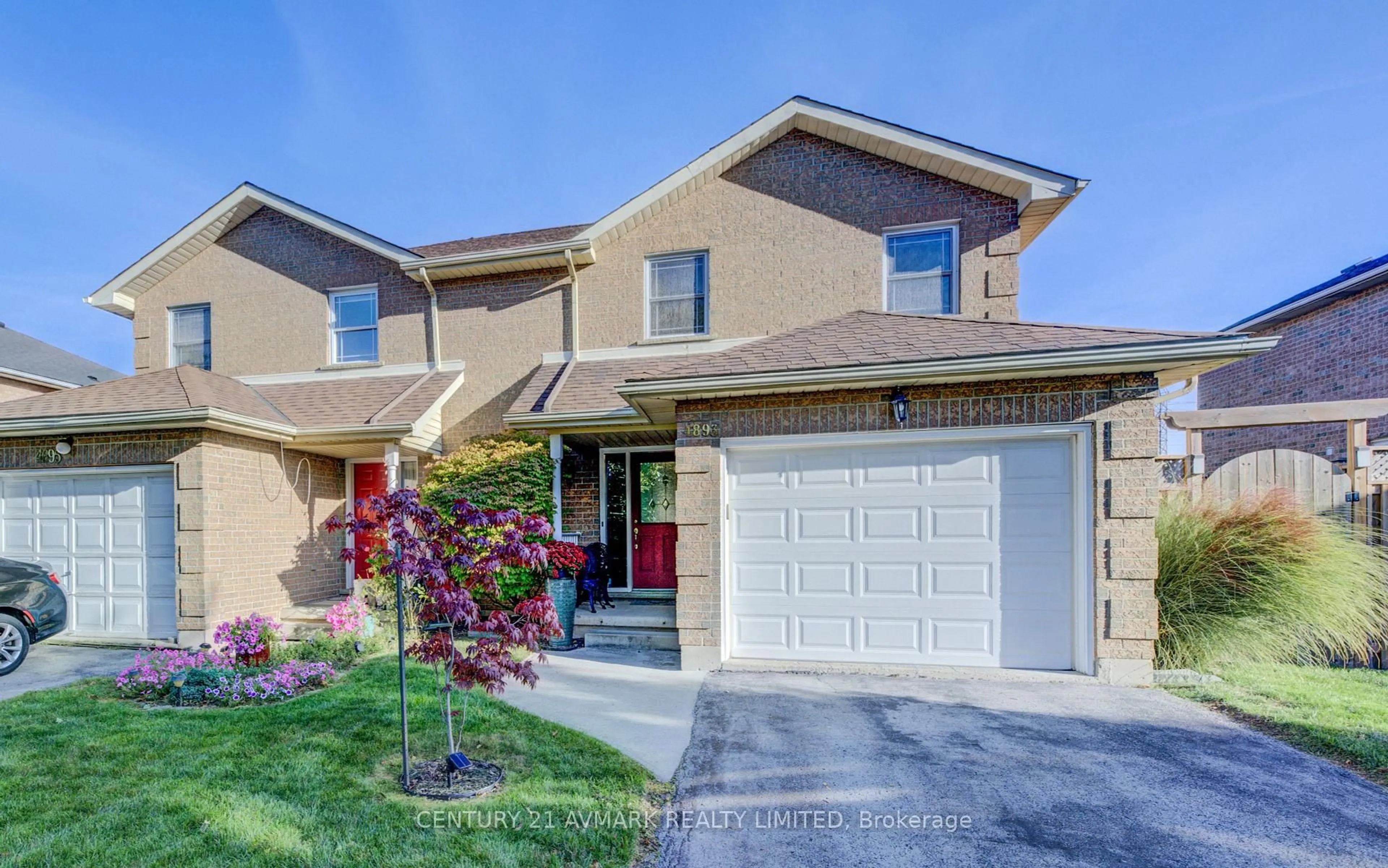 Home with vinyl exterior material, street for 4893 NORTHGATE Cres, Lincoln Ontario L3J 0E6