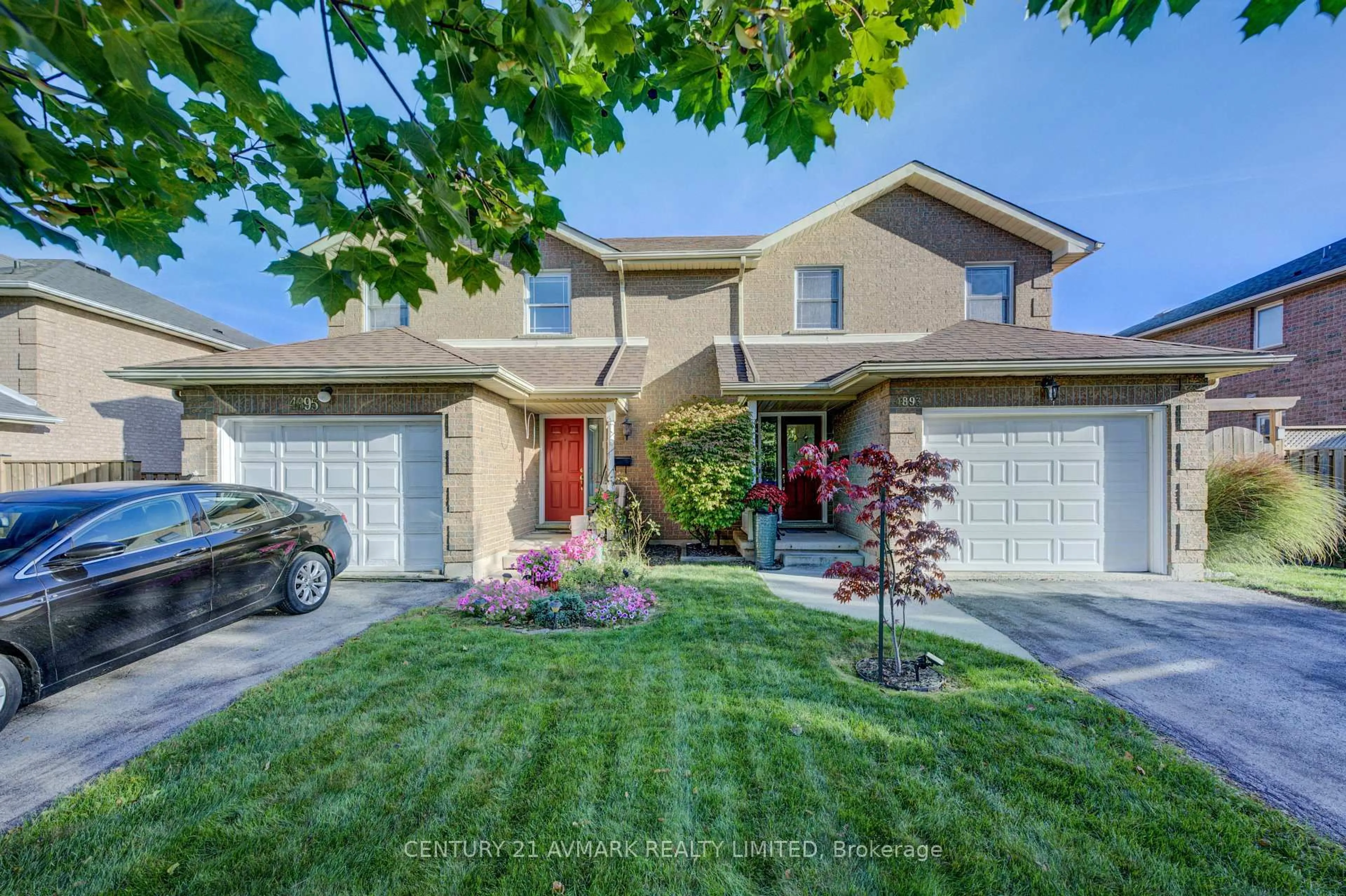 Home with vinyl exterior material, street for 4893 NORTHGATE Cres, Lincoln Ontario L3J 0E6