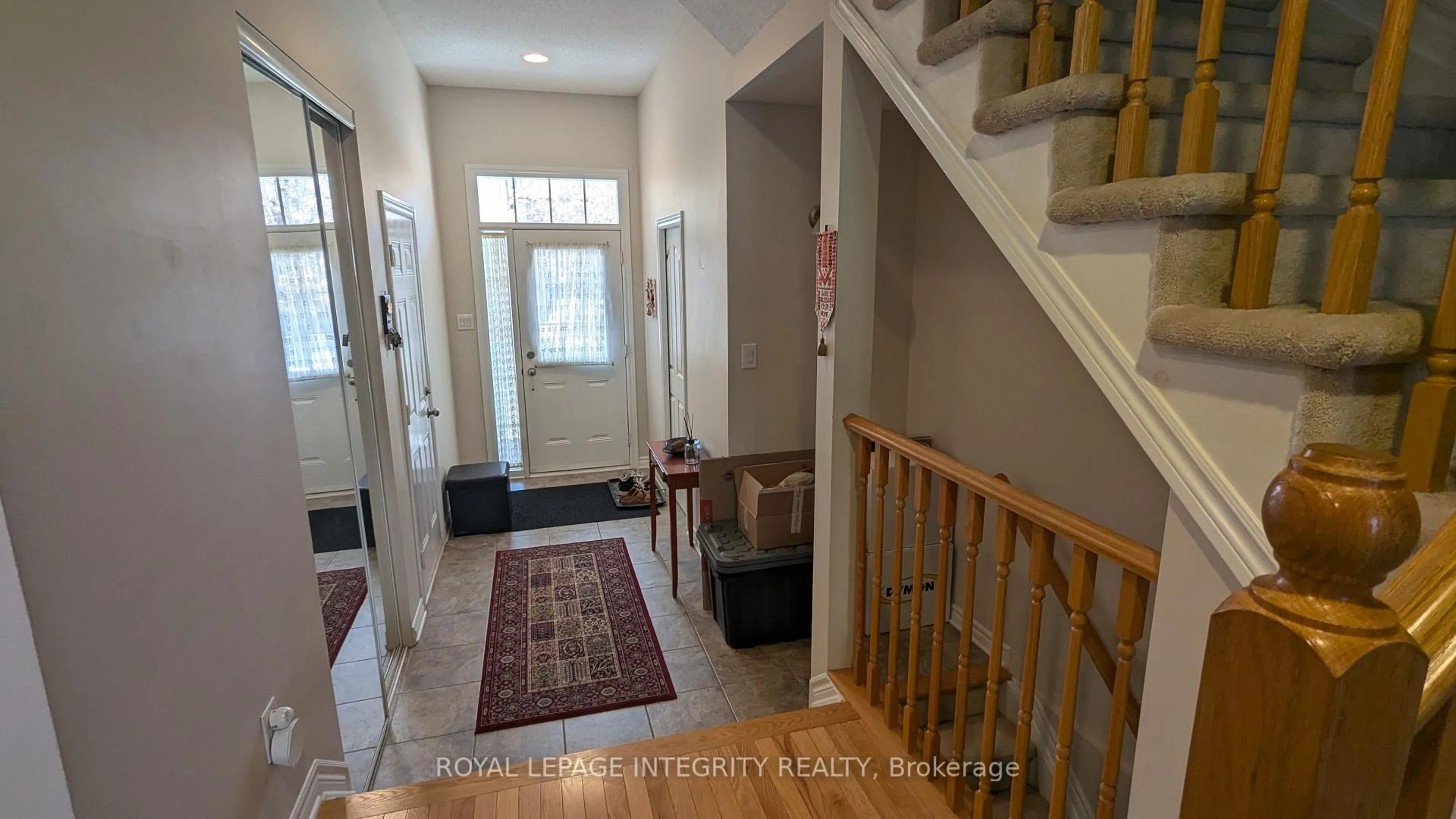 Indoor entryway for 215 Badgeley Ave, Ottawa Ontario K2T 0A4