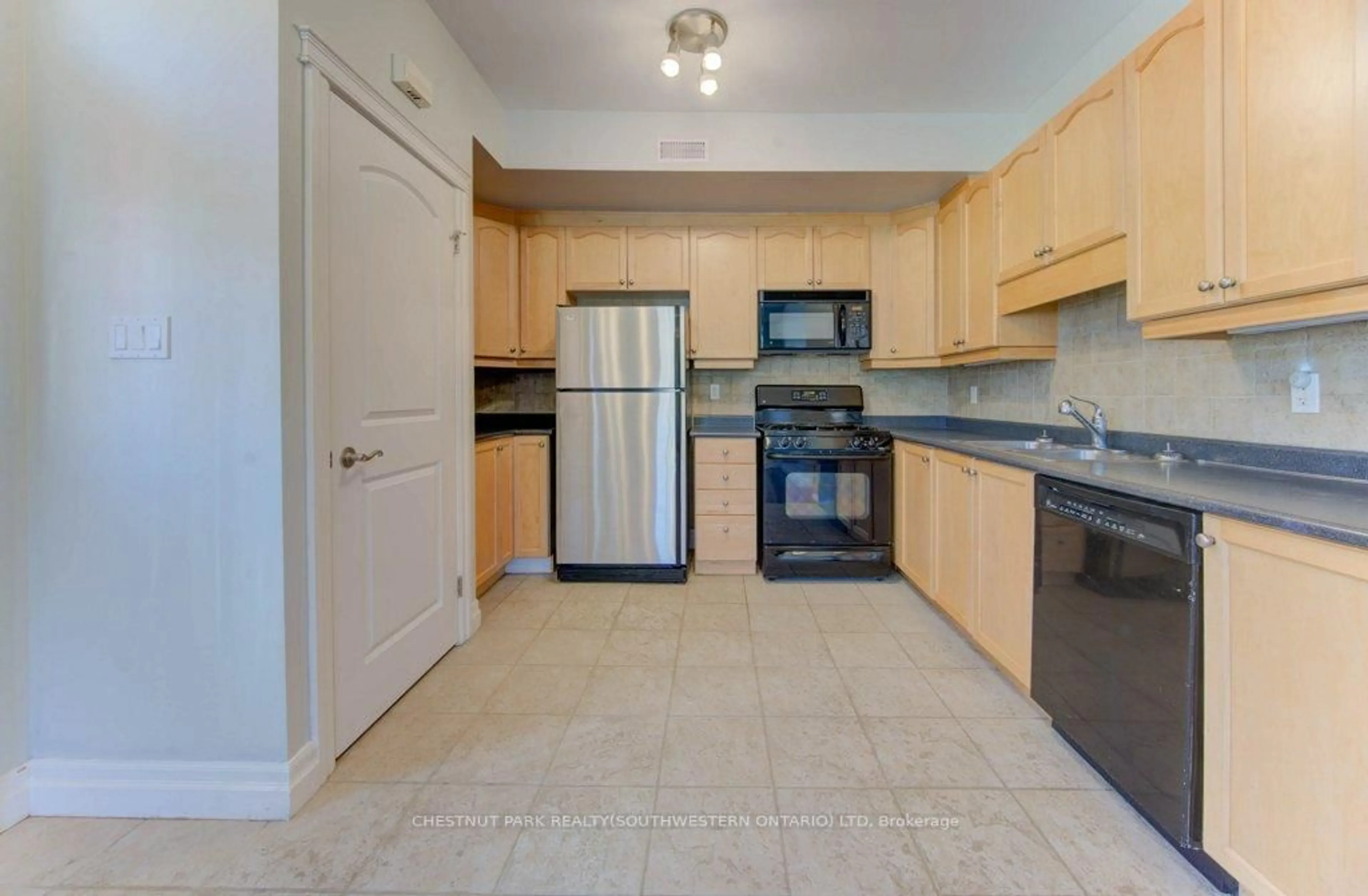 Standard kitchen, ceramic/tile floor for 555 King St, Kitchener Ontario N2G 2L9