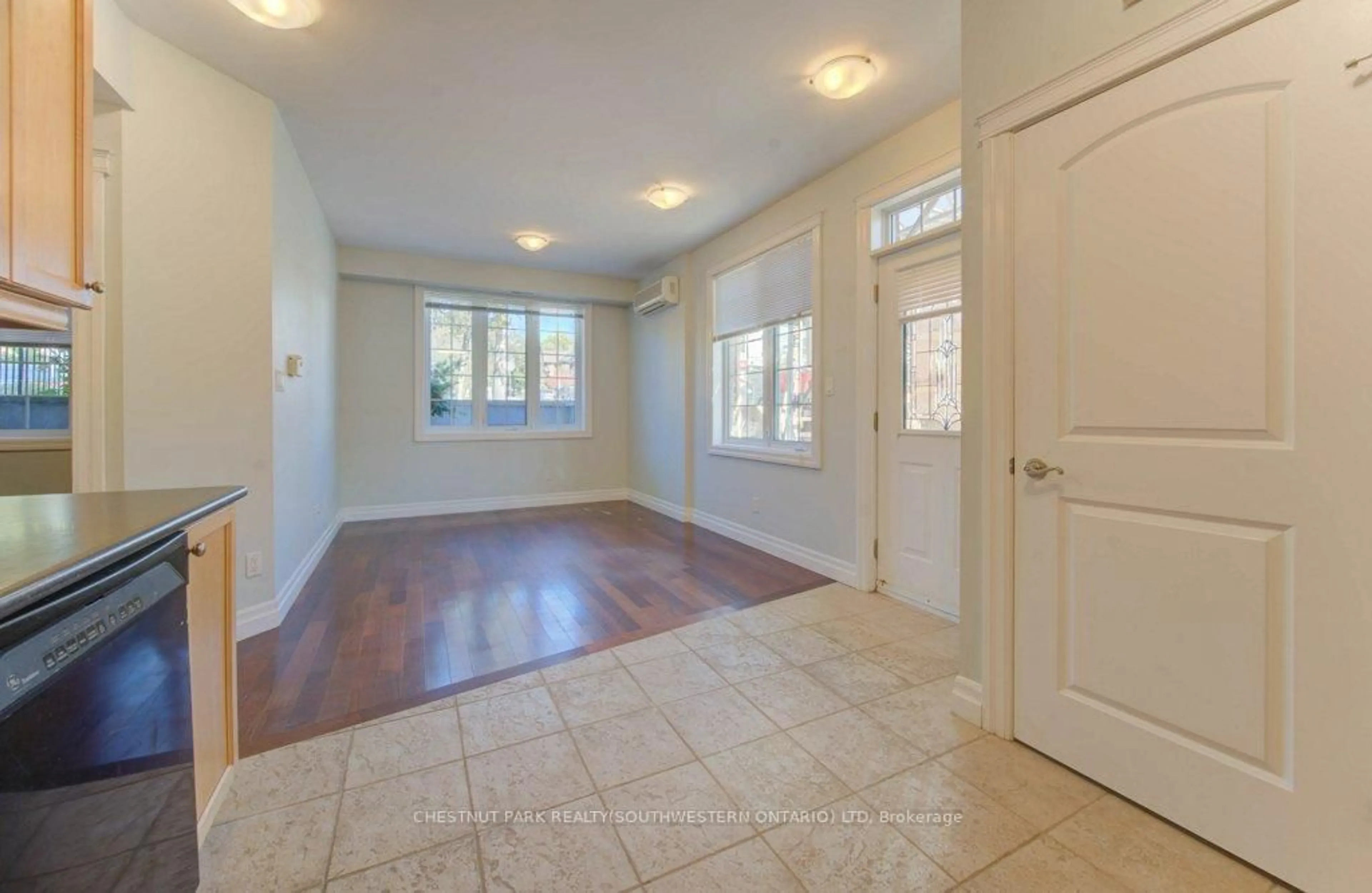 Indoor entryway for 555 King St, Kitchener Ontario N2G 2L9