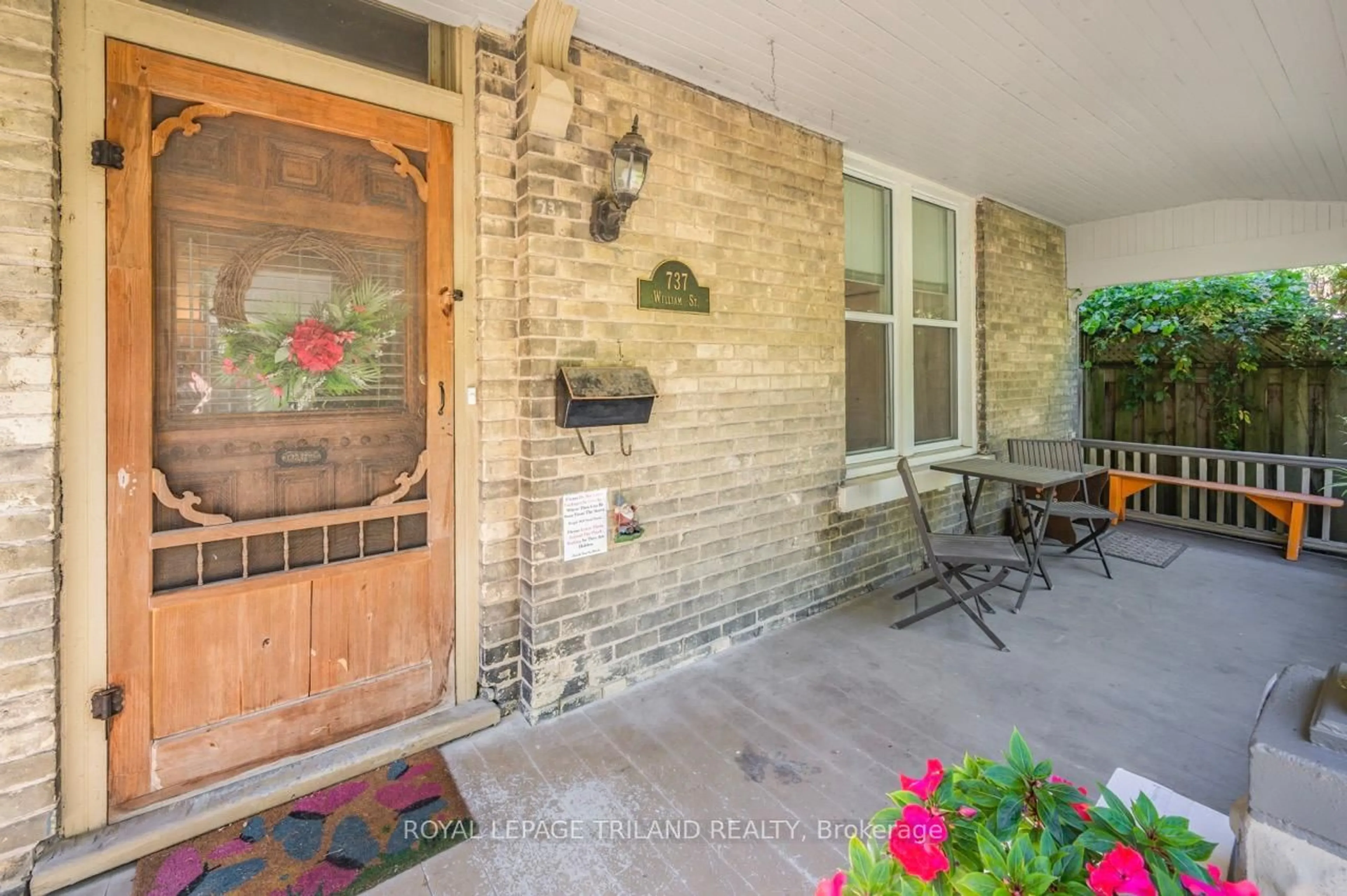 Indoor entryway for 737 William St #1 & 2, London East Ontario N5Y 2R5