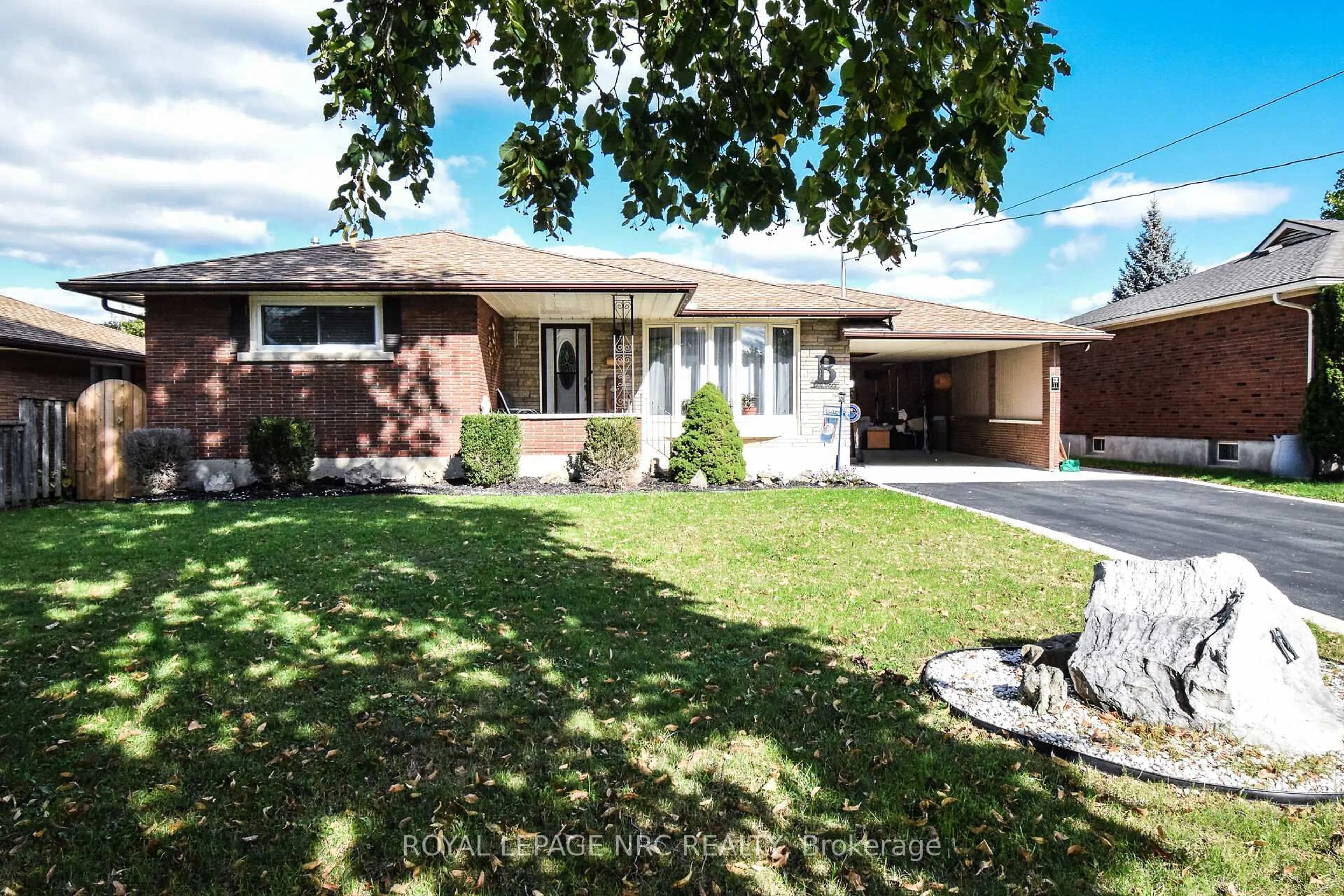 A pic from outside/outdoor area/front of a property/back of a property/a pic from drone, street for 11 Grosvenor St, St. Catharines Ontario L2M 3E9