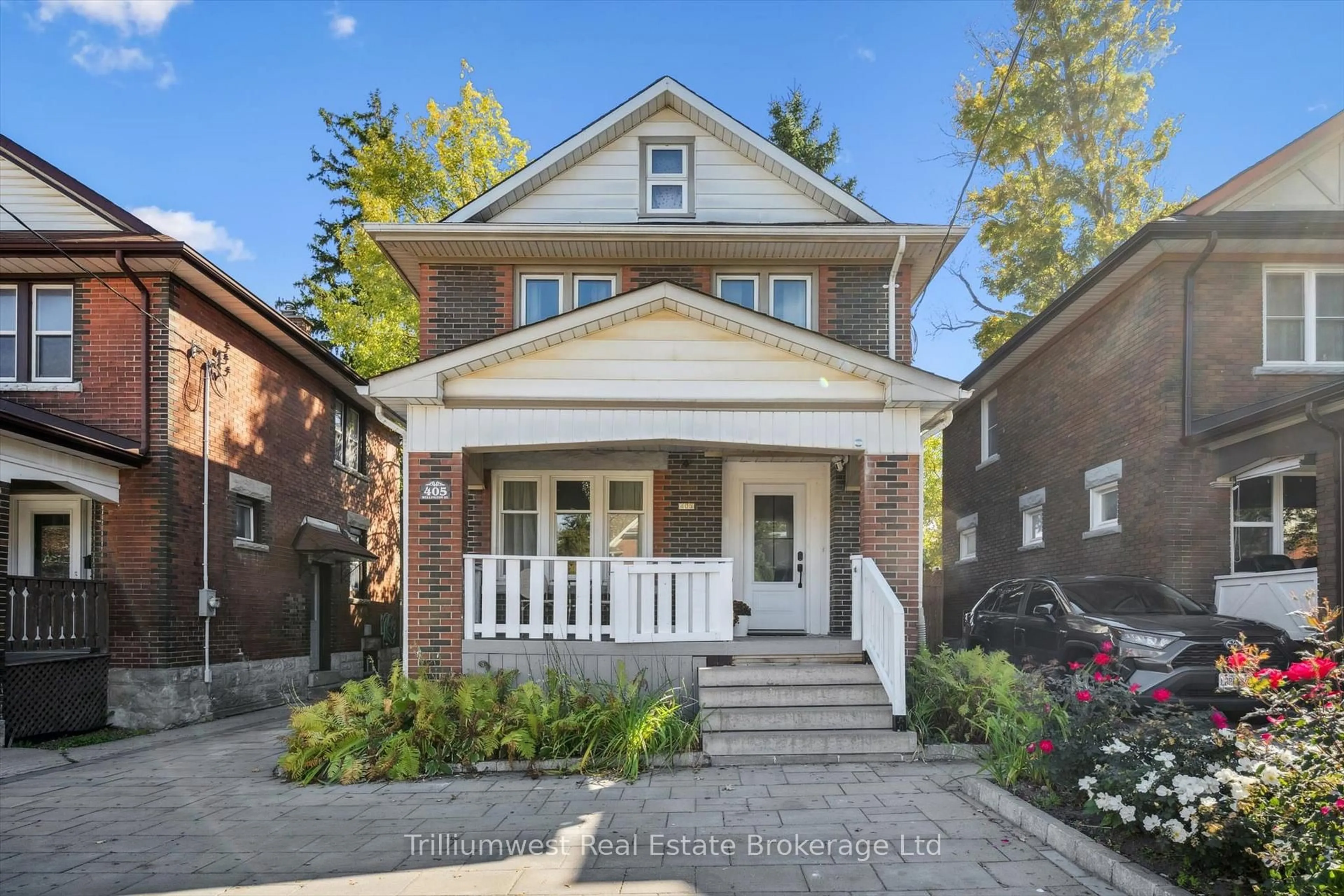 Home with brick exterior material, street for 405 Wellington St, Kitchener Ontario N2H 5L3