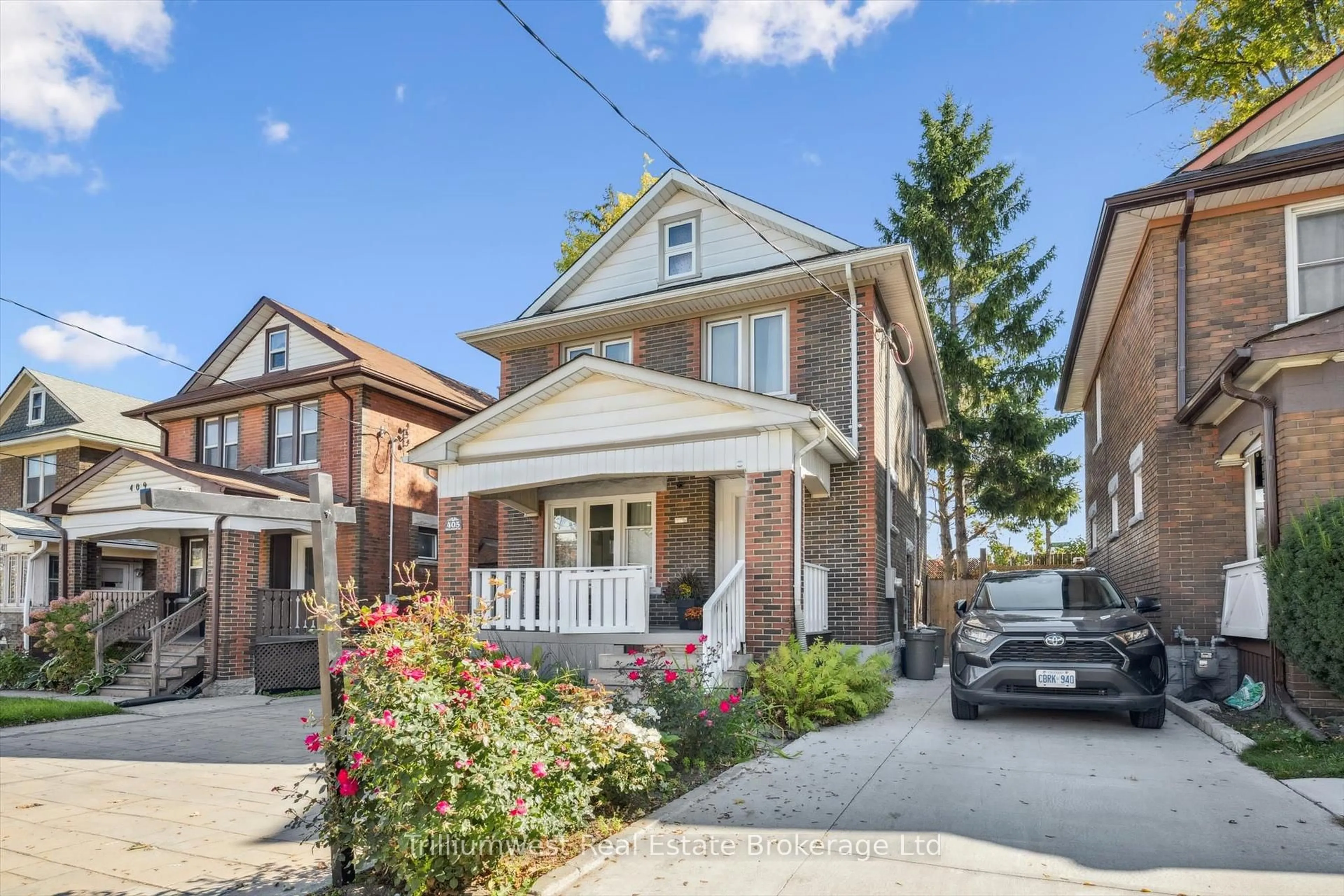 Home with brick exterior material, street for 405 Wellington St, Kitchener Ontario N2H 5L3