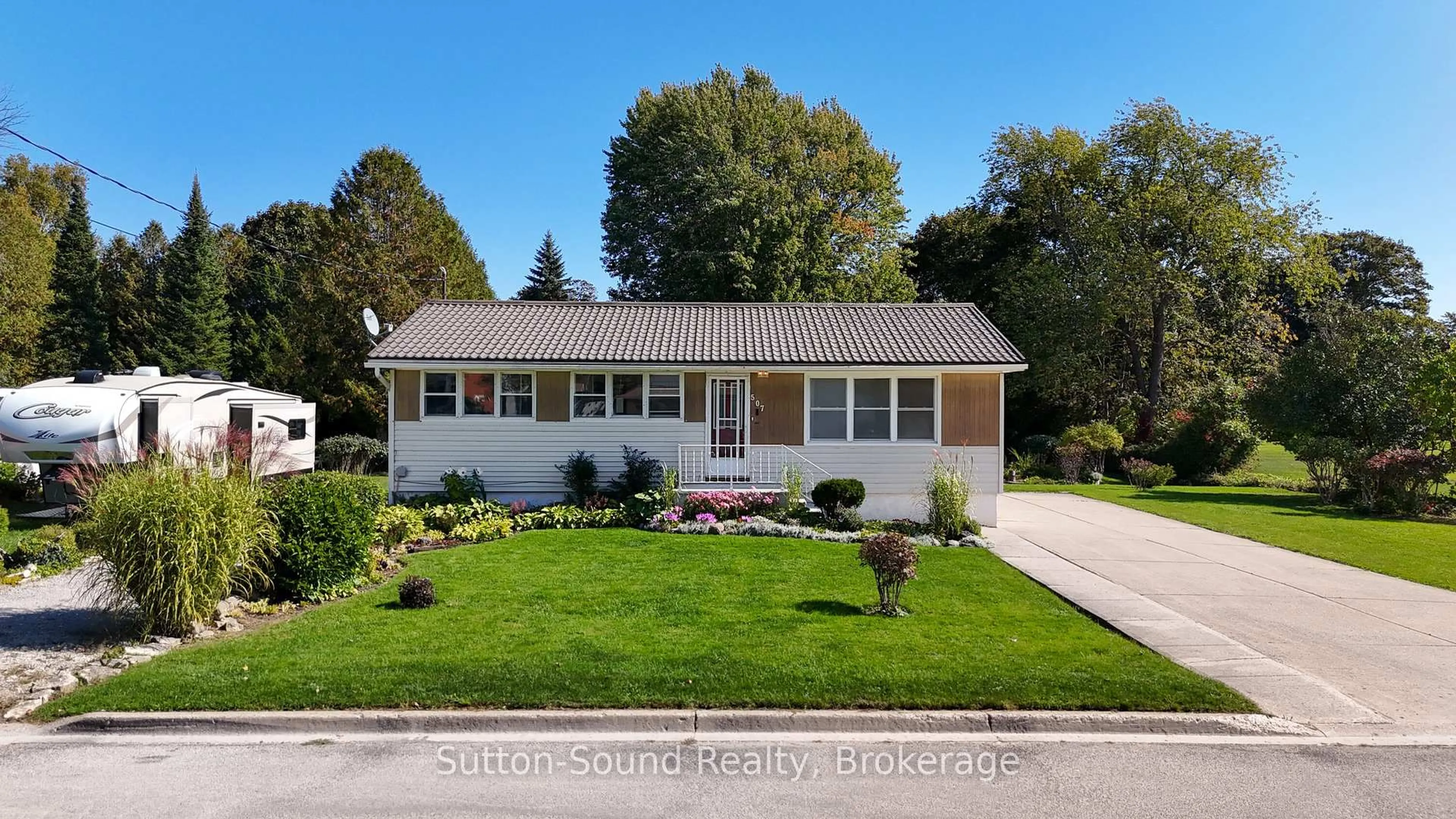 Home with vinyl exterior material, street for 507 McNaughton St, South Bruce Peninsula Ontario N0H 2T0