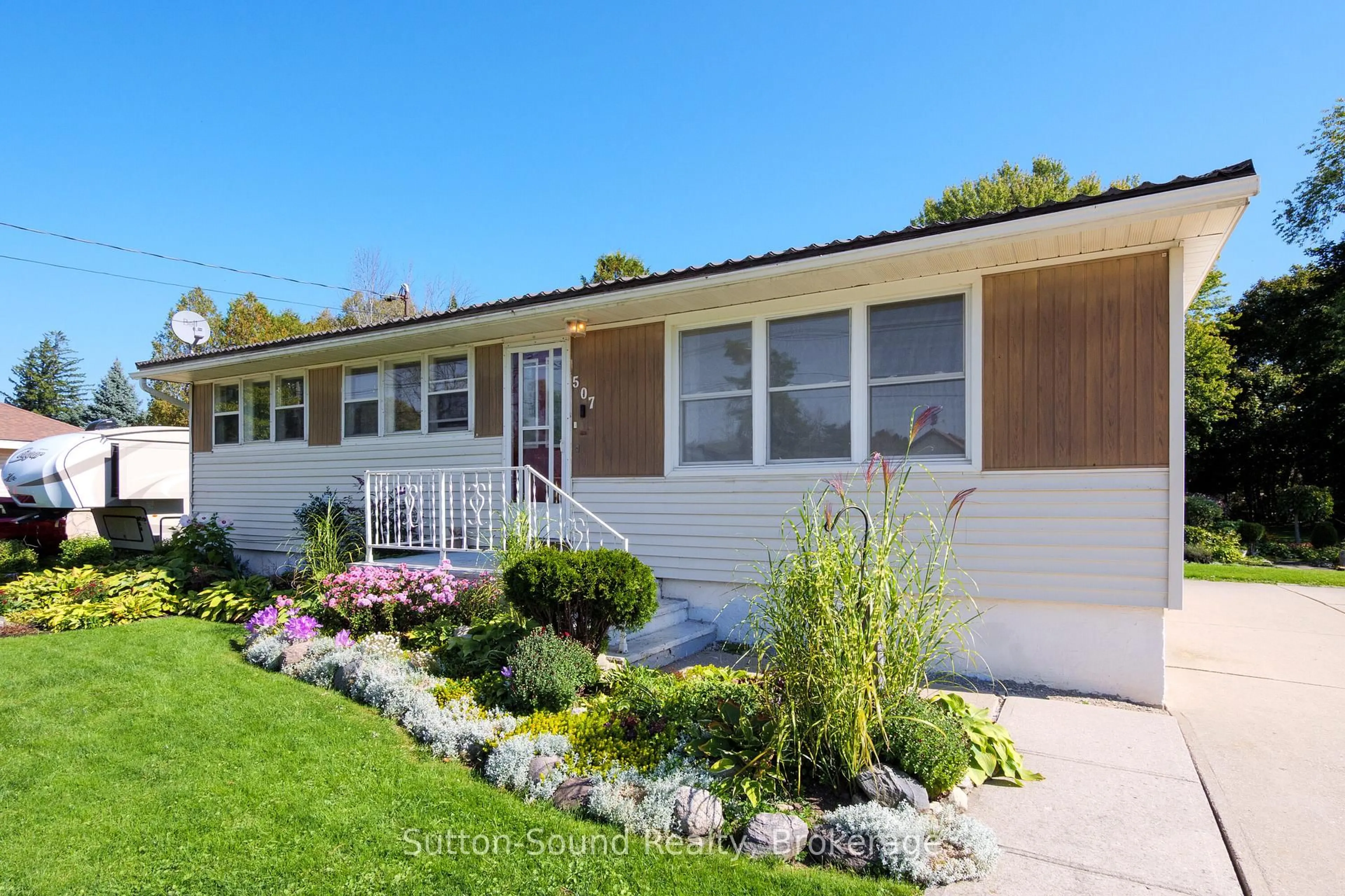 Home with vinyl exterior material, street for 507 McNaughton St, South Bruce Peninsula Ontario N0H 2T0