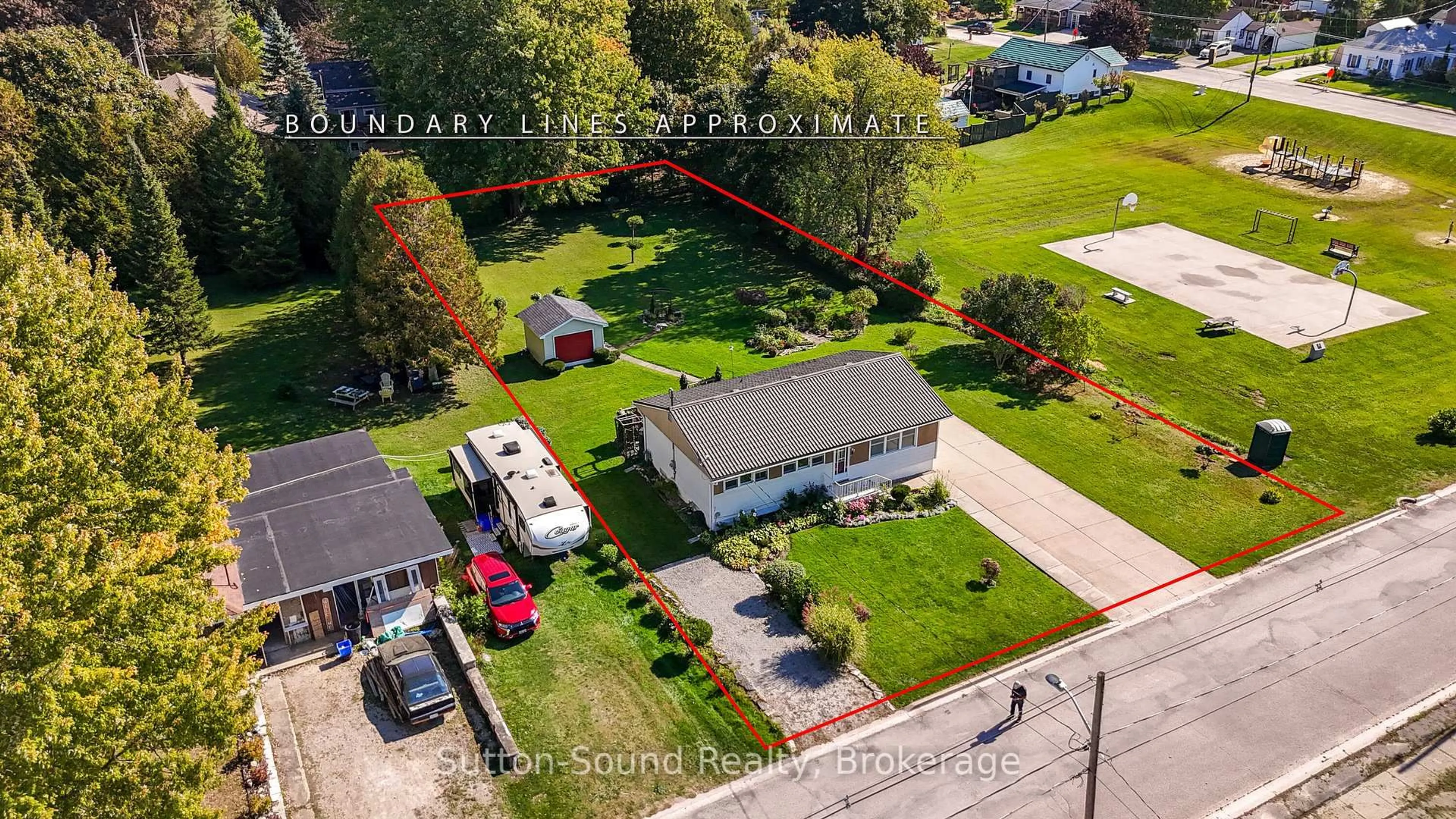 A pic from outside/outdoor area/front of a property/back of a property/a pic from drone, building for 507 McNaughton St, South Bruce Peninsula Ontario N0H 2T0
