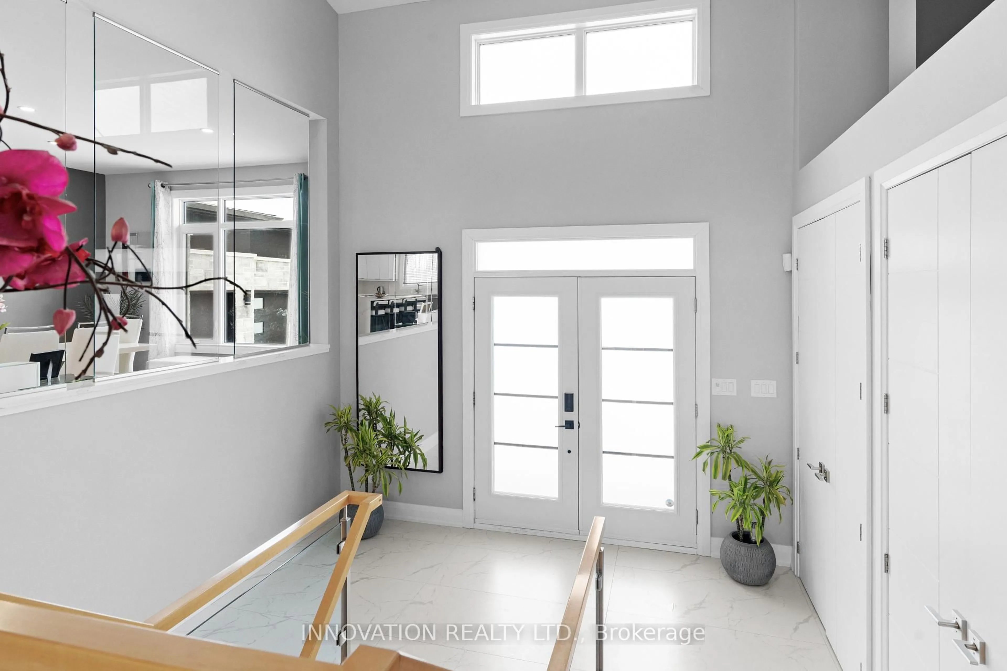 Indoor entryway for 651 Ballycastle Cres, Ottawa Ontario K1X 0A3