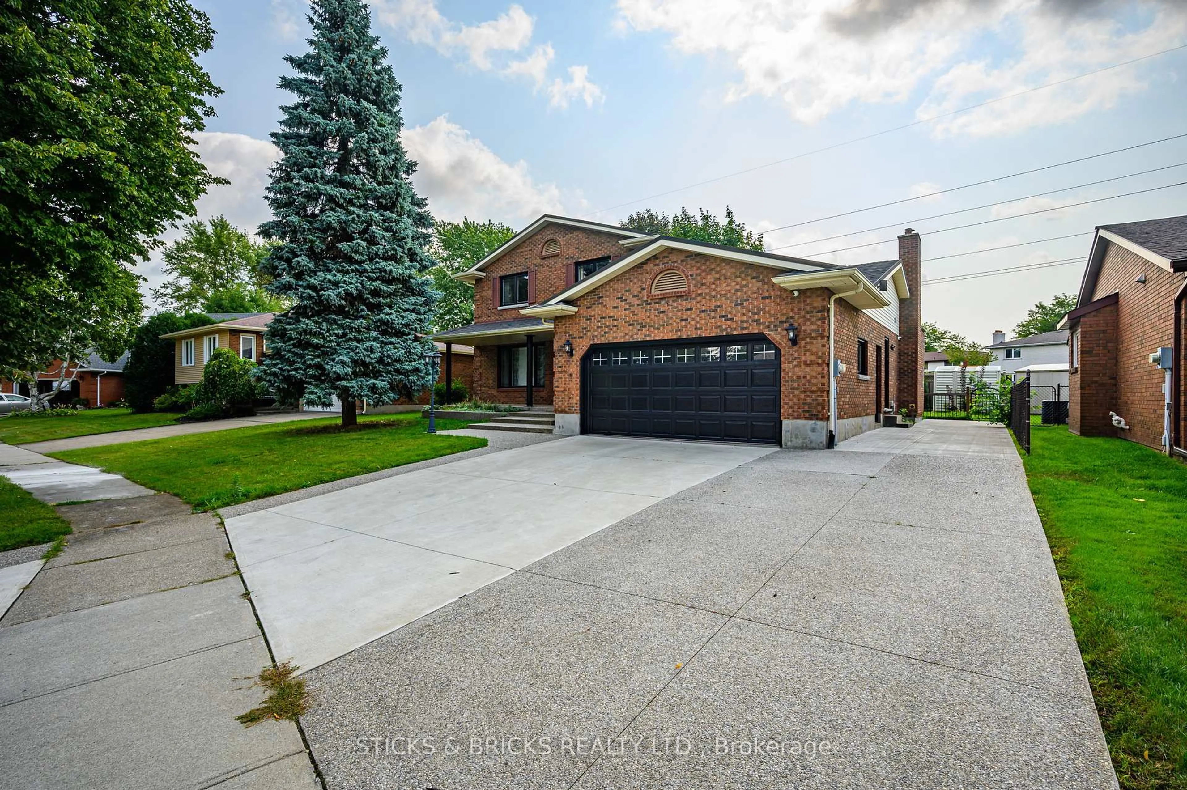 Home with brick exterior material, street for 7102 Burbank Cres, Niagara Falls Ontario L2J 4E7