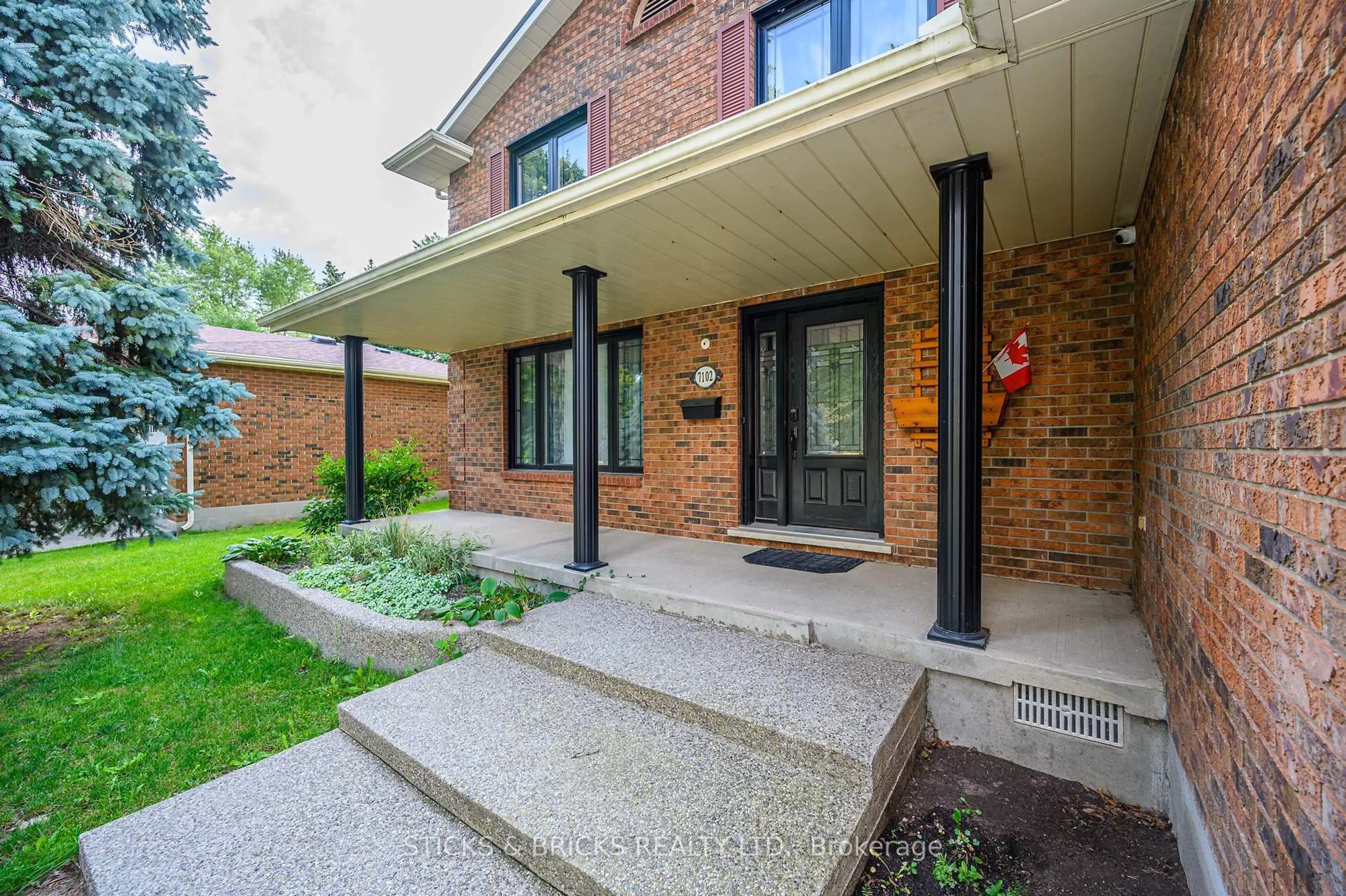 Home with brick exterior material, street for 7102 Burbank Cres, Niagara Falls Ontario L2J 4E7