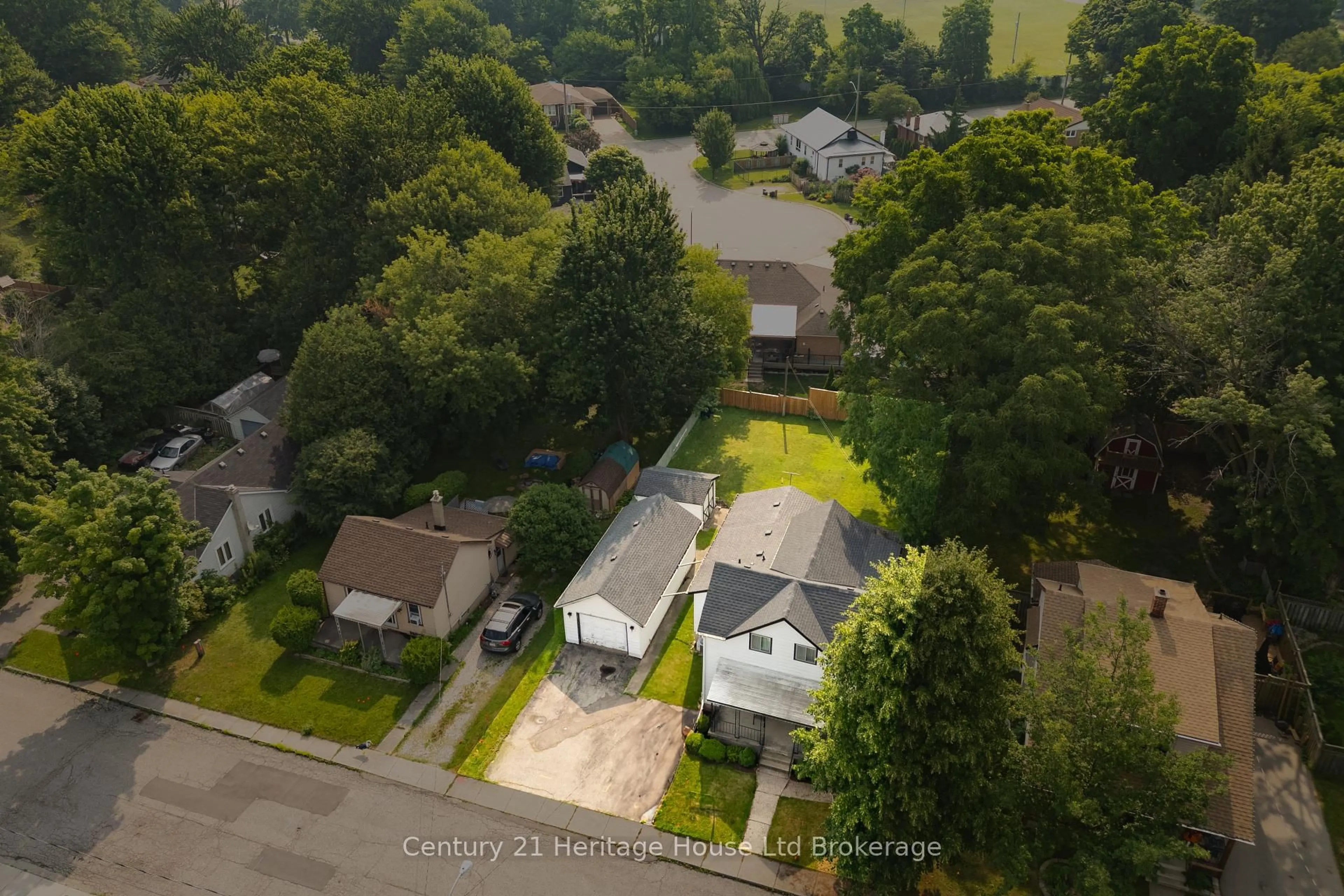 A pic from outside/outdoor area/front of a property/back of a property/a pic from drone, street for 16 Arthur St, Woodstock Ontario N4S 7H1