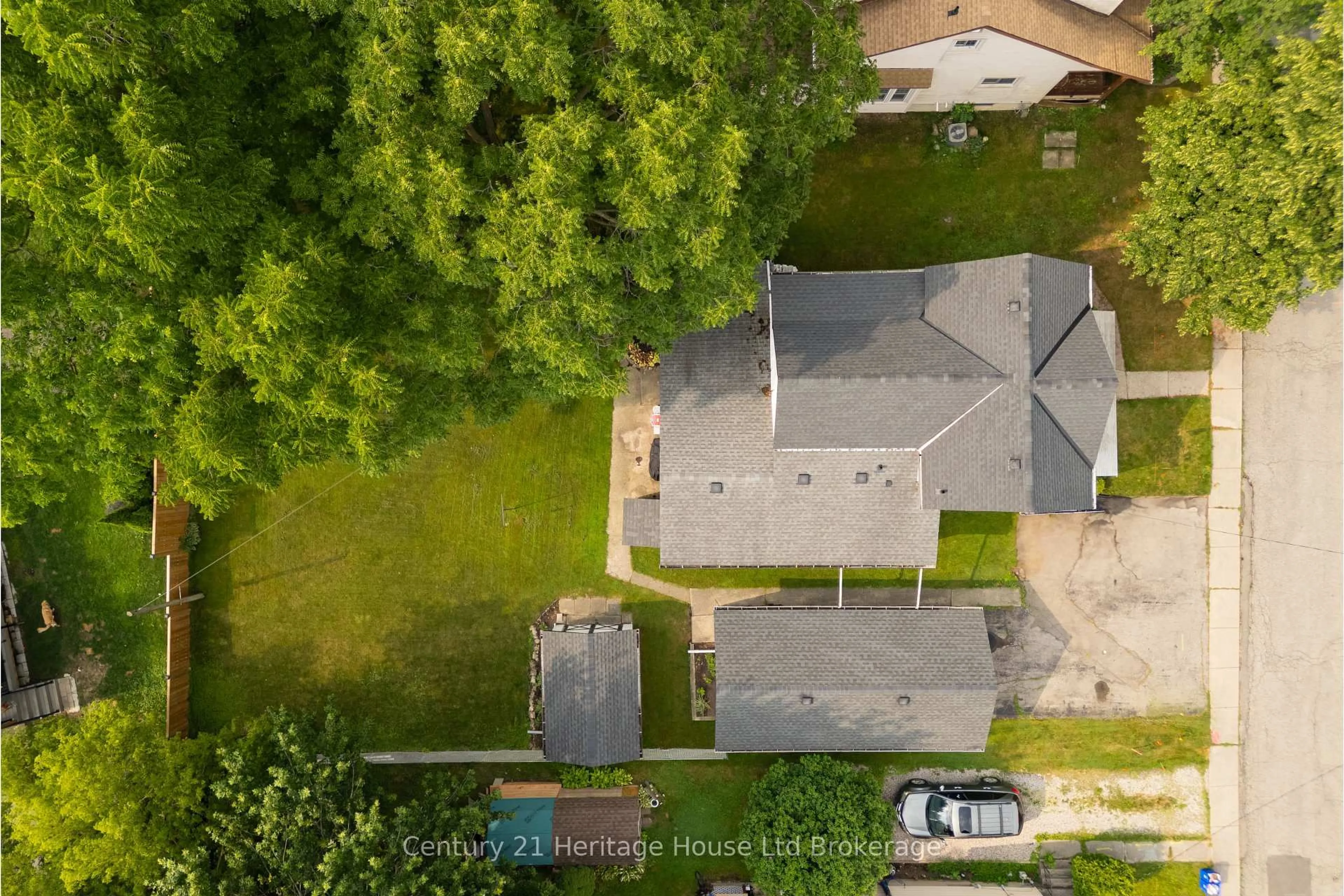 A pic from outside/outdoor area/front of a property/back of a property/a pic from drone, street for 16 Arthur St, Woodstock Ontario N4S 7H1