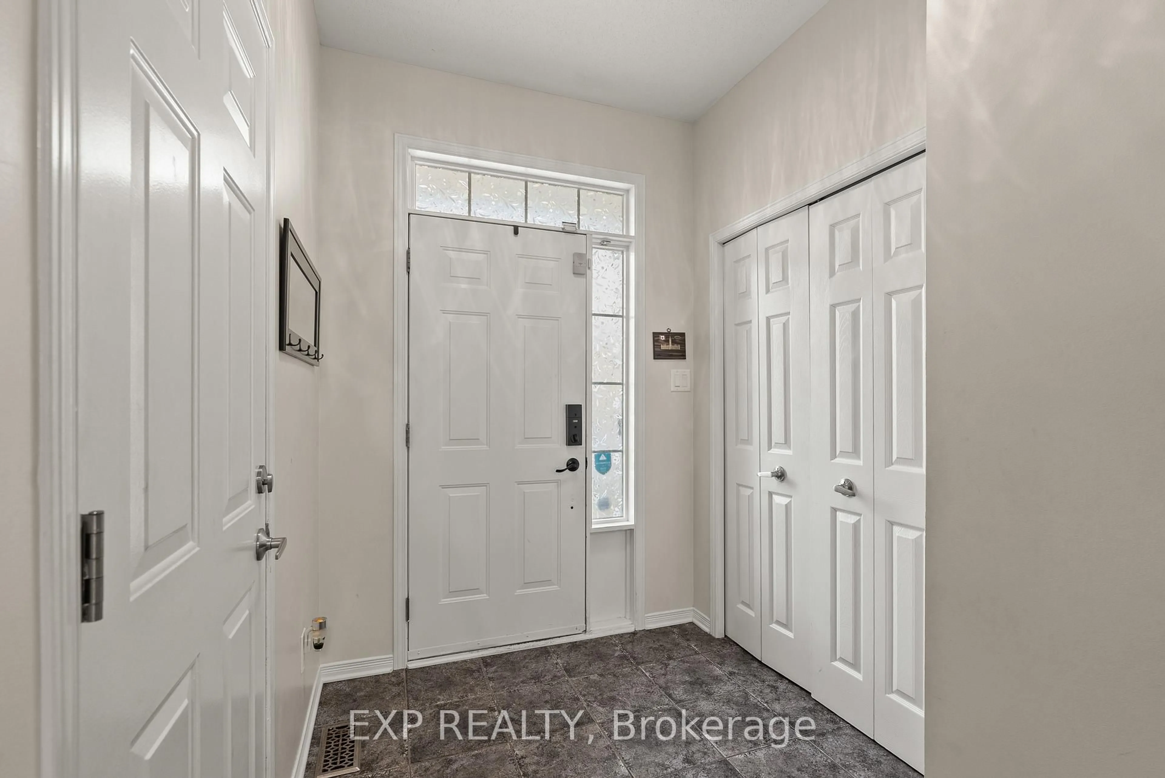 Indoor entryway for 229 Duntroon Circ, Ottawa Ontario K1T 4C9