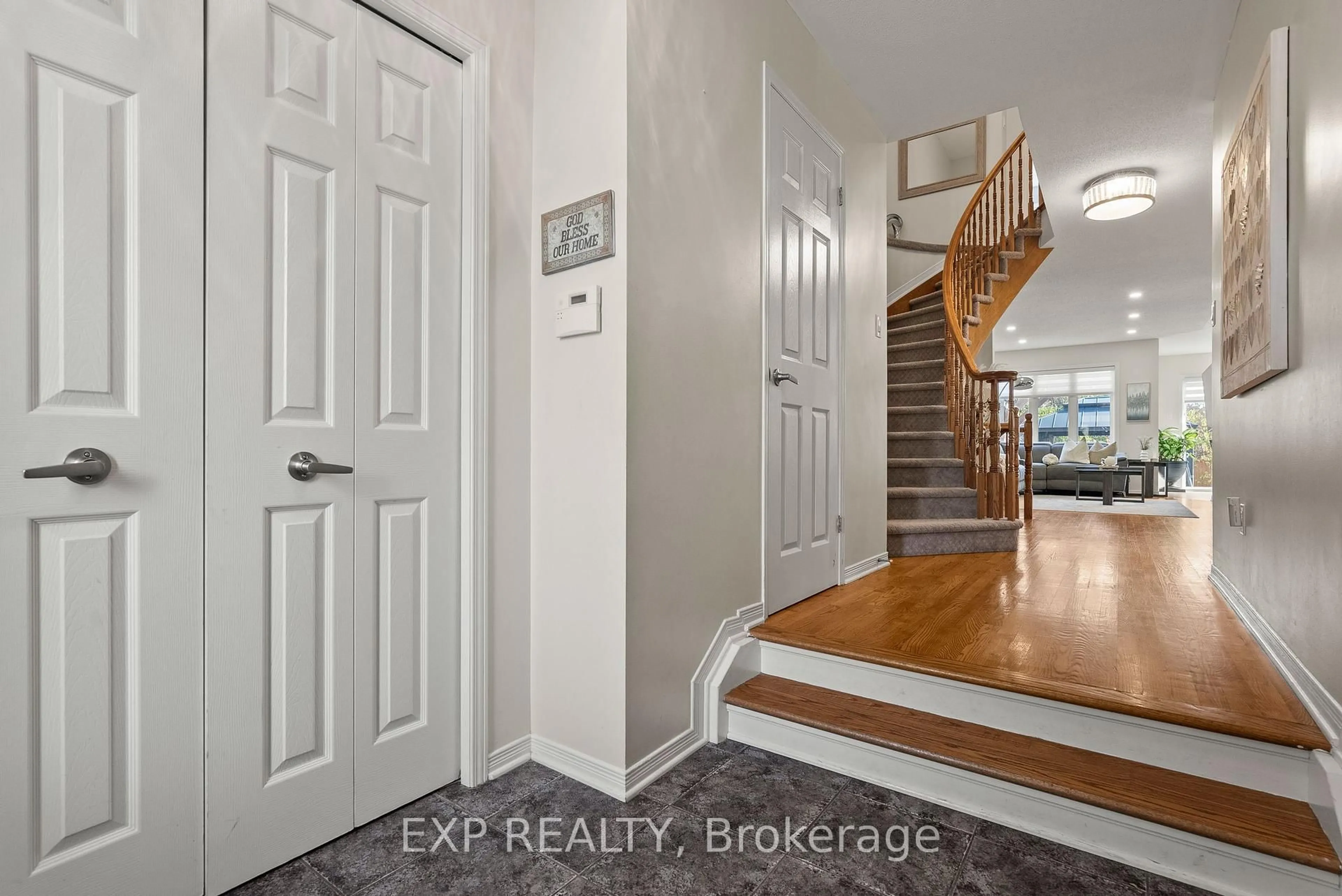Indoor entryway for 229 Duntroon Circ, Ottawa Ontario K1T 4C9
