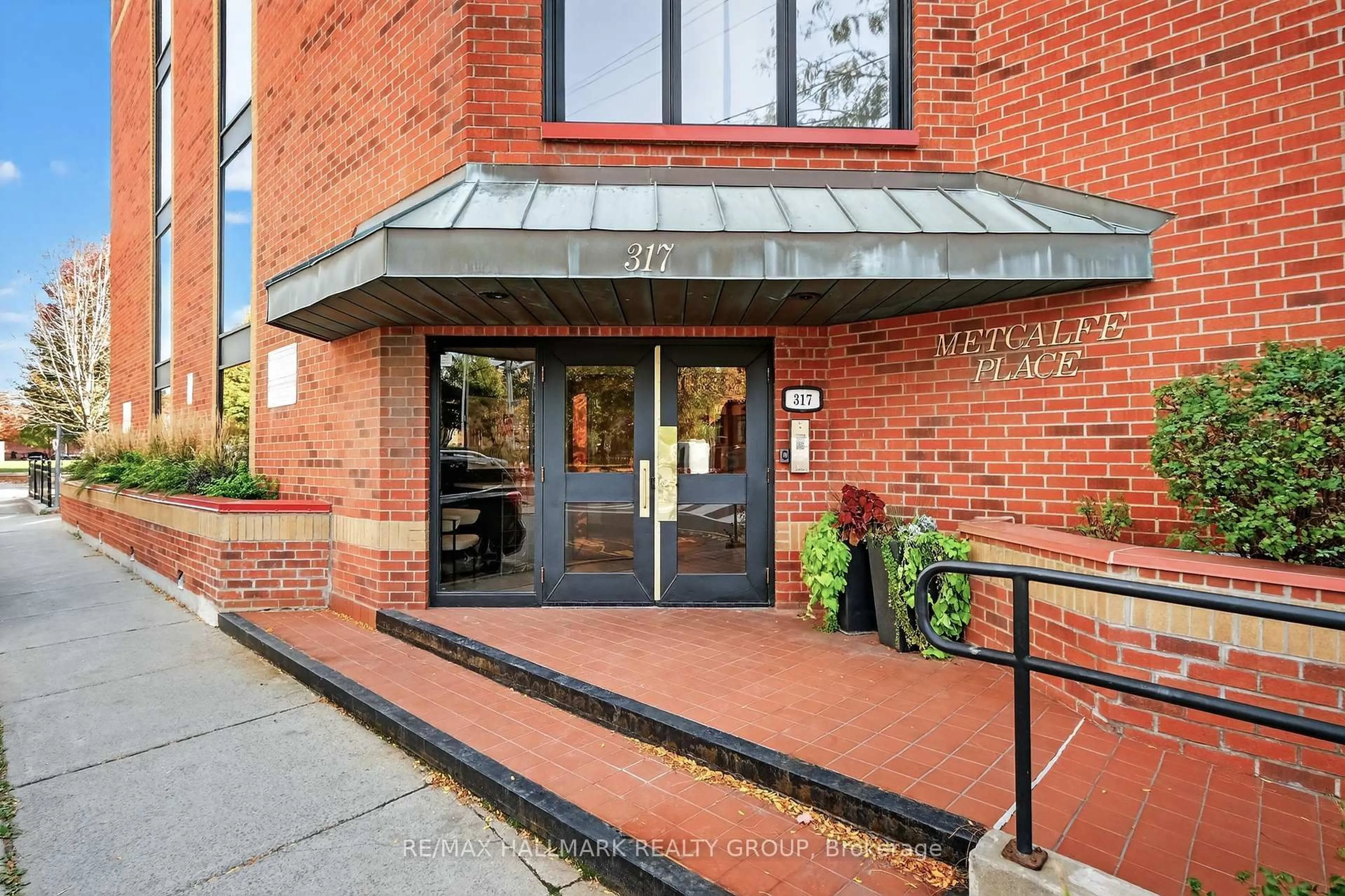 Indoor foyer for 317 METCALFE St #202, Ottawa Ontario K2P 1S3